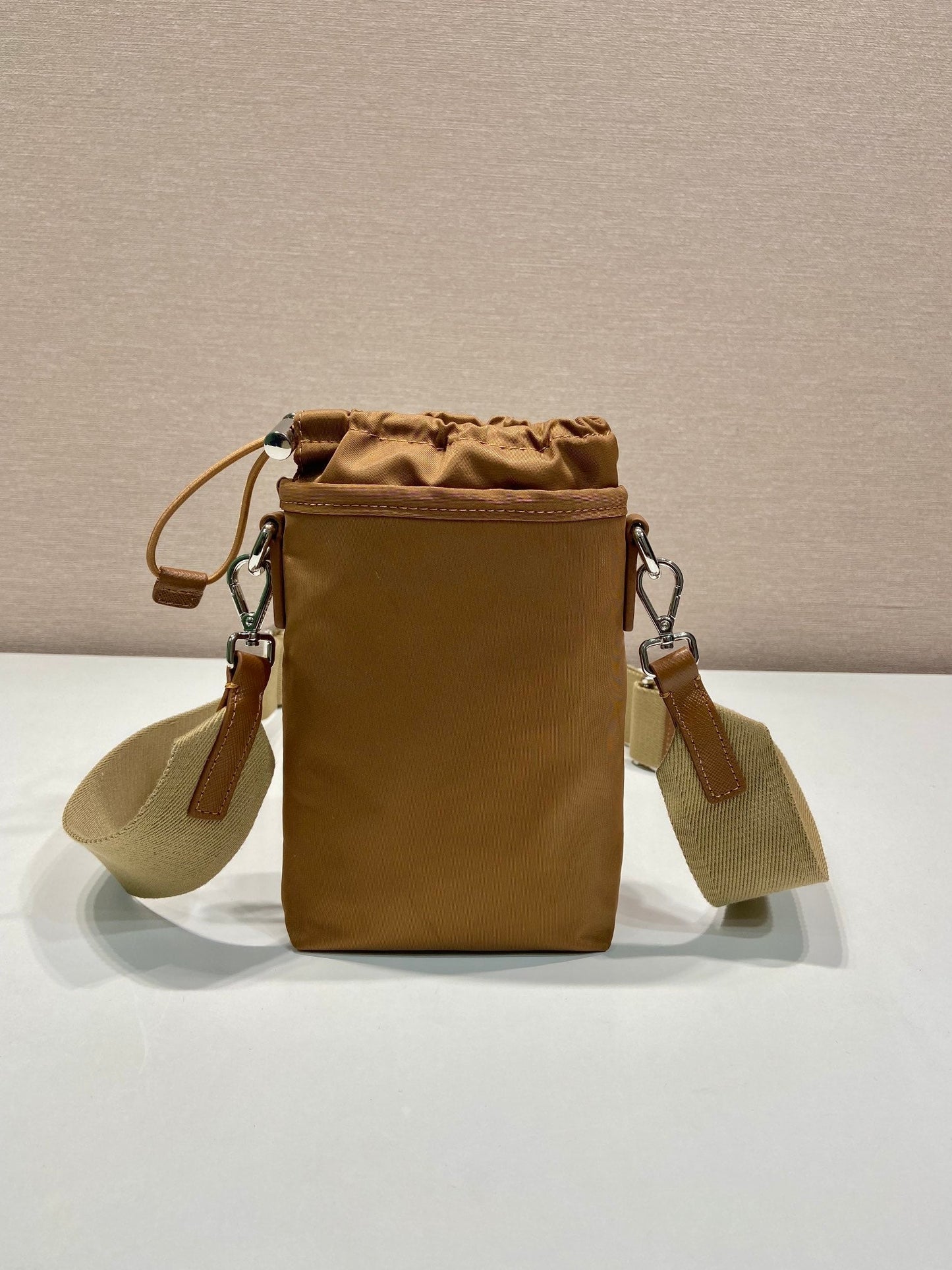 BOLSA PARA TELÉFONO 18 EN RE-NYLON MARRÓN SEPIA
