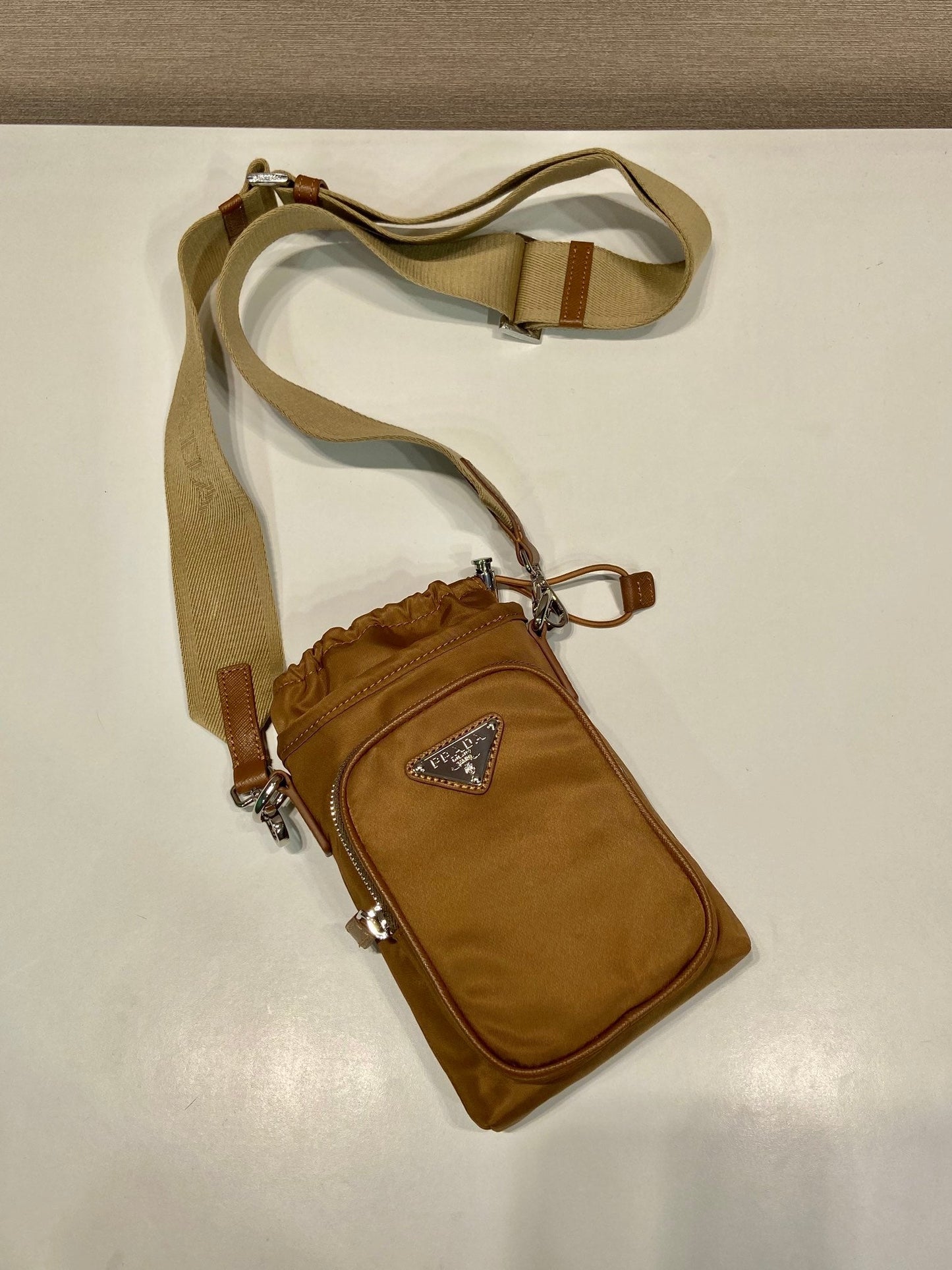 BOLSA PARA TELÉFONO 18 EN RE-NYLON MARRÓN SEPIA
