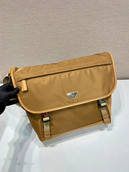 BOLSO GRANDE CON SOLAPA 30 EN RE-NYLON MARRÓN SIDRA Y RIBETE DE PIEL DE BECERRO