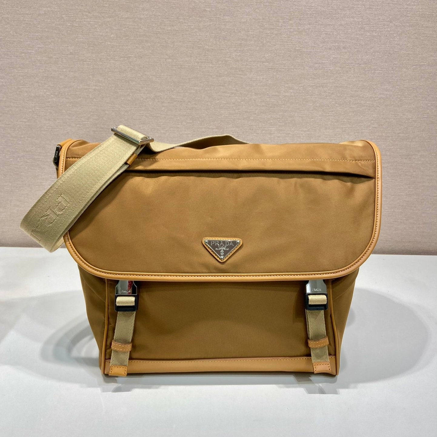 BOLSO GRANDE CON SOLAPA 30 EN RE-NYLON MARRÓN SIDRA Y RIBETE DE PIEL DE BECERRO