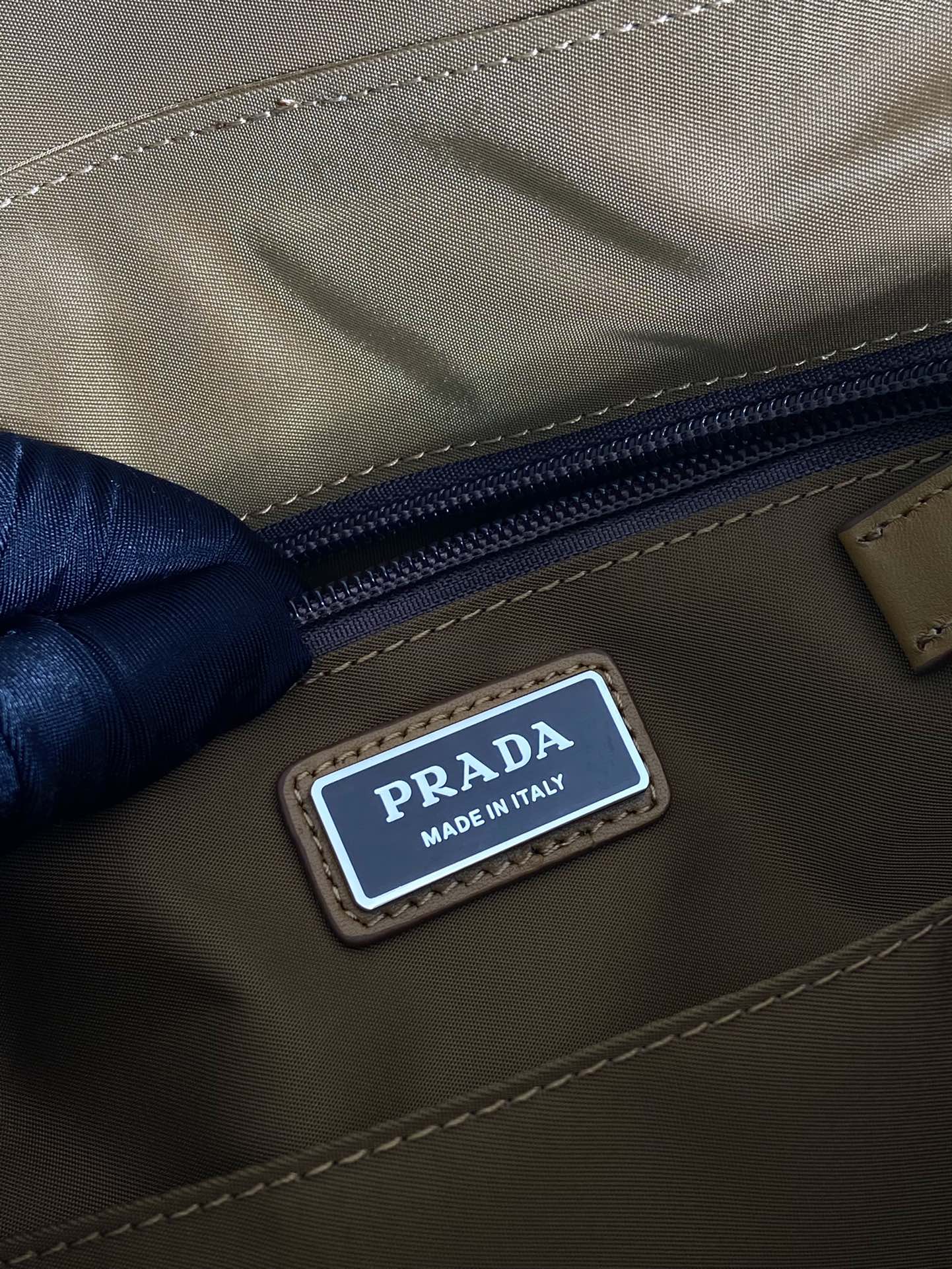BOLSO GRANDE CON SOLAPA 30 EN RE-NYLON MARRÓN SIDRA Y RIBETE DE PIEL DE BECERRO