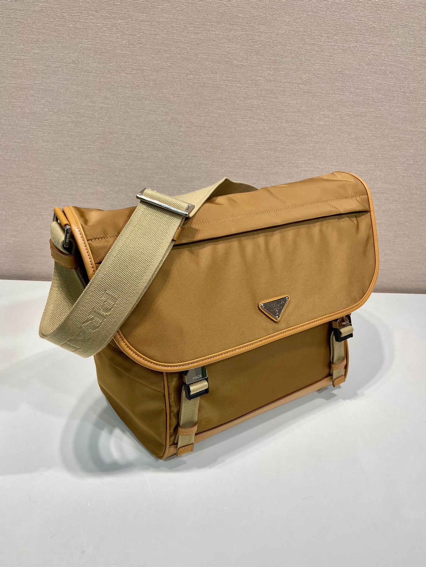 BOLSO GRANDE CON SOLAPA 30 EN RE-NYLON MARRÓN SIDRA Y RIBETE DE PIEL DE BECERRO