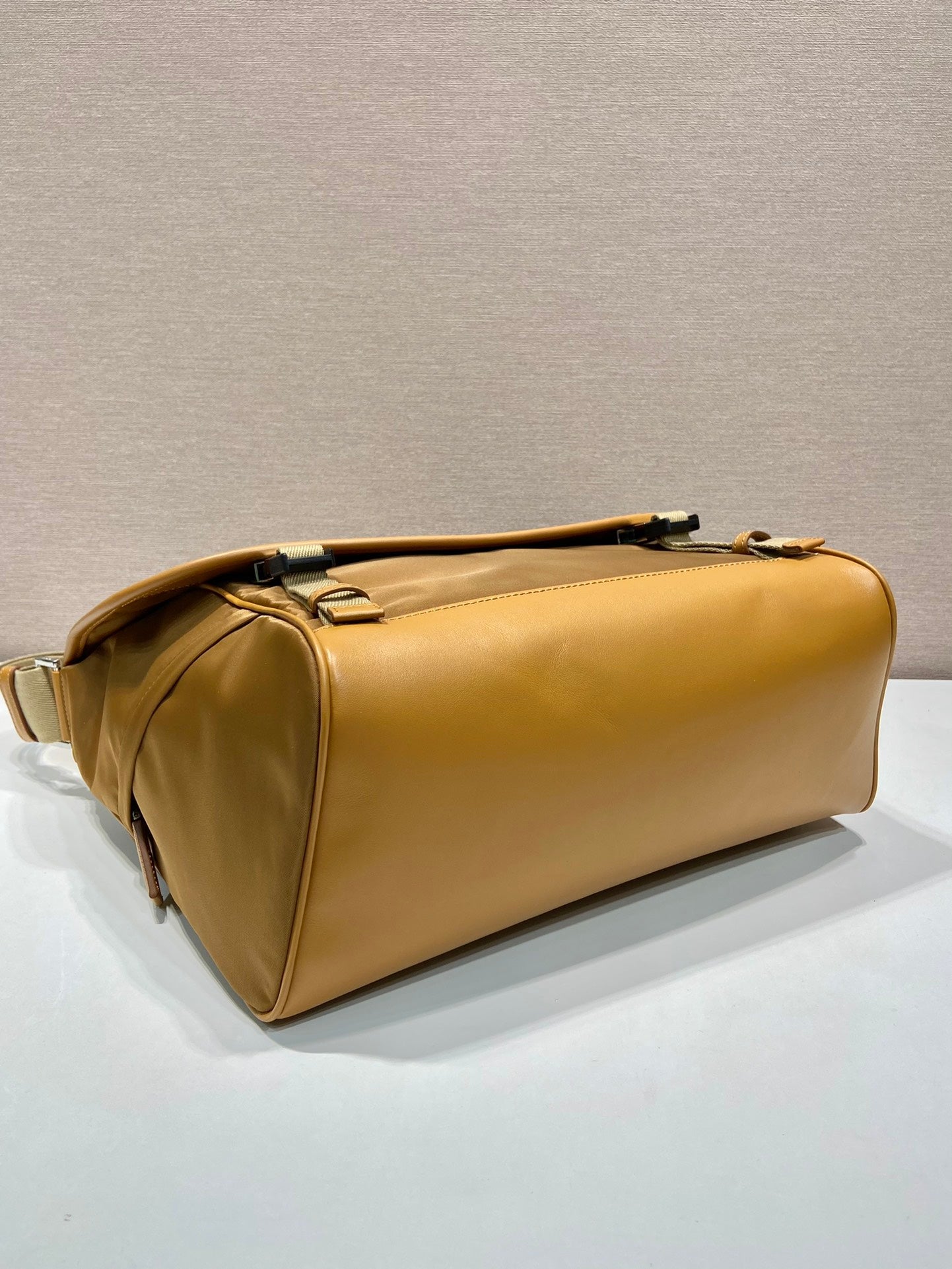 BOLSO GRANDE CON SOLAPA 30 EN RE-NYLON MARRÓN SIDRA Y RIBETE DE PIEL DE BECERRO