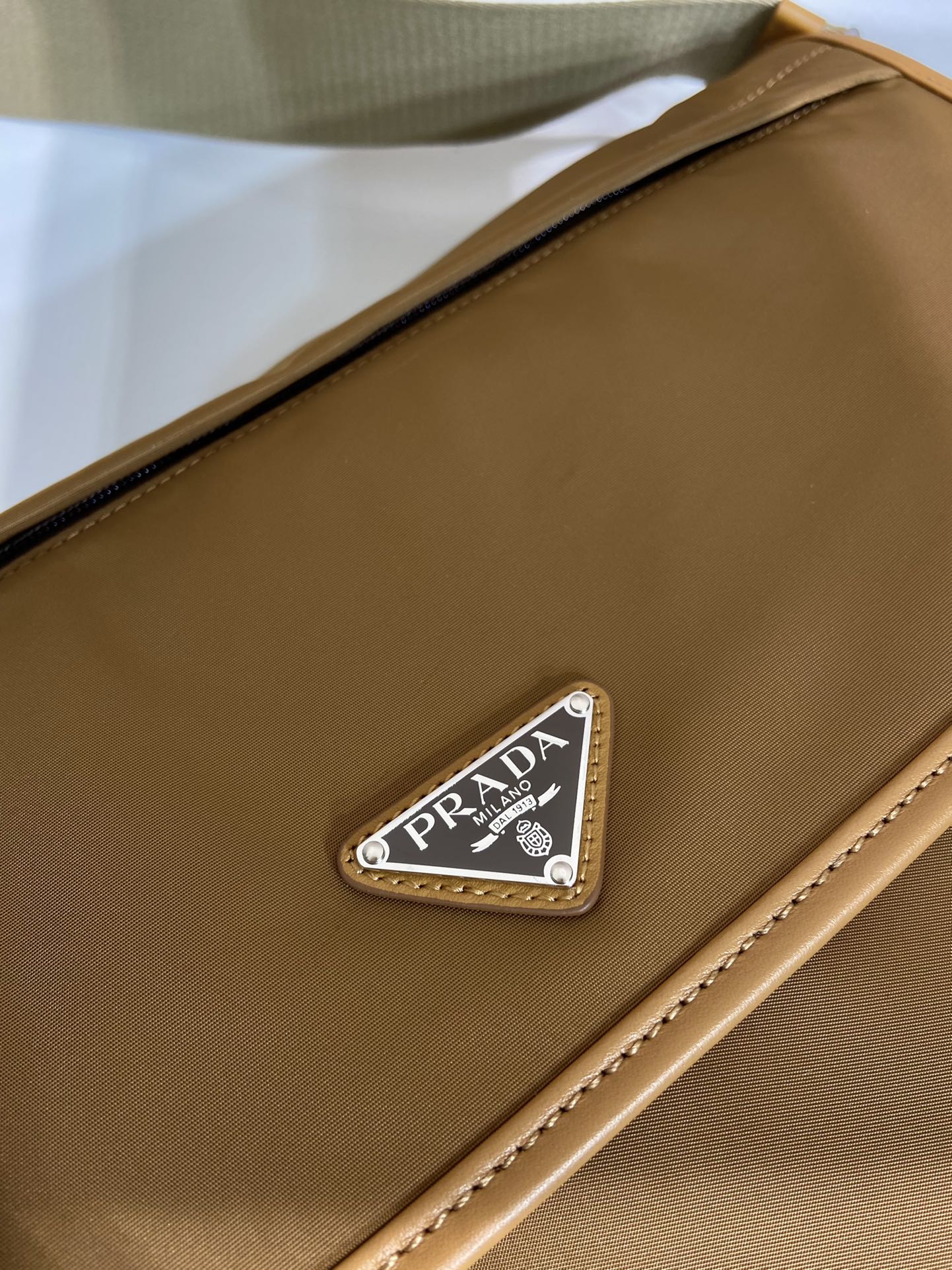 BOLSO GRANDE CON SOLAPA 30 EN RE-NYLON MARRÓN SIDRA Y RIBETE DE PIEL DE BECERRO