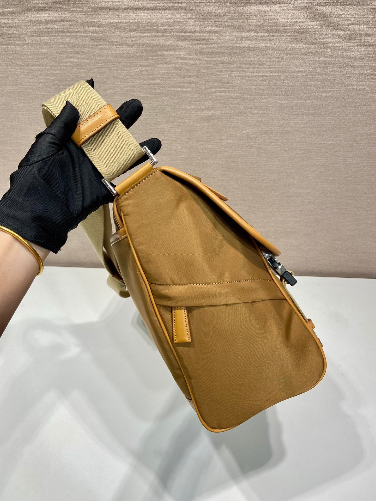 BOLSO GRANDE CON SOLAPA 30 EN RE-NYLON MARRÓN SIDRA Y RIBETE DE PIEL DE BECERRO