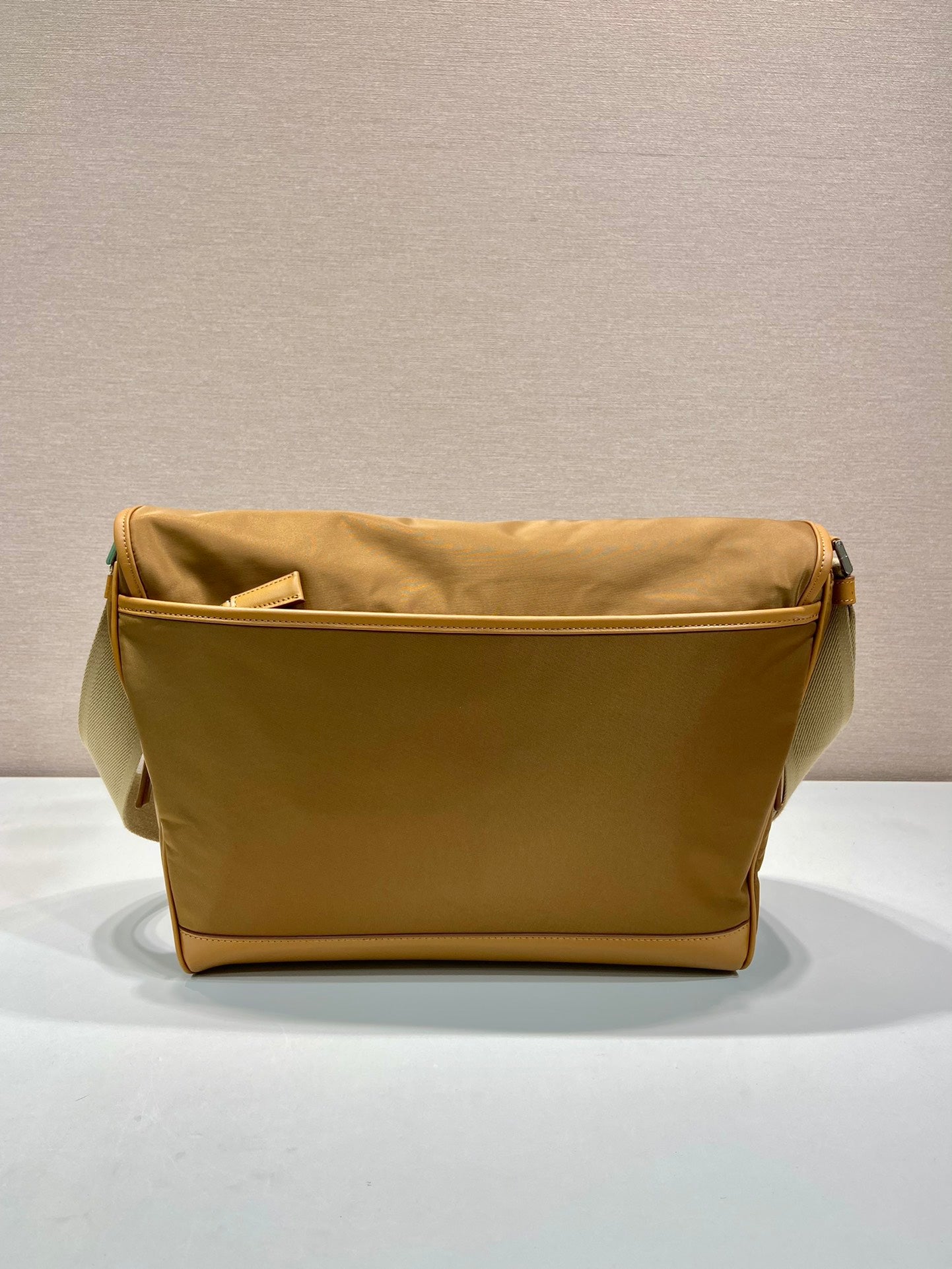 BOLSO GRANDE CON SOLAPA 30 EN RE-NYLON MARRÓN SIDRA Y RIBETE DE PIEL DE BECERRO