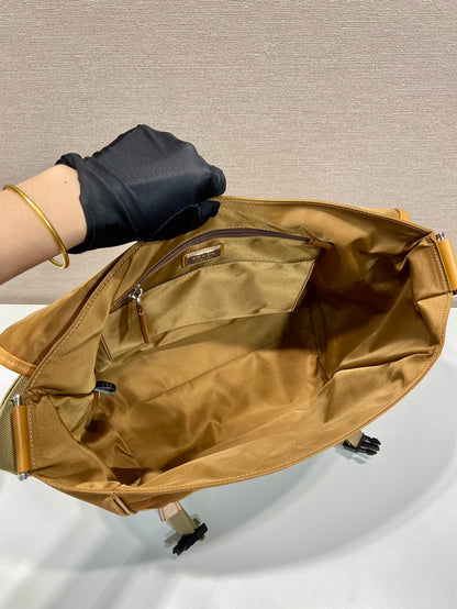 BOLSO GRANDE CON SOLAPA 30 EN RE-NYLON MARRÓN SIDRA Y RIBETE DE PIEL DE BECERRO