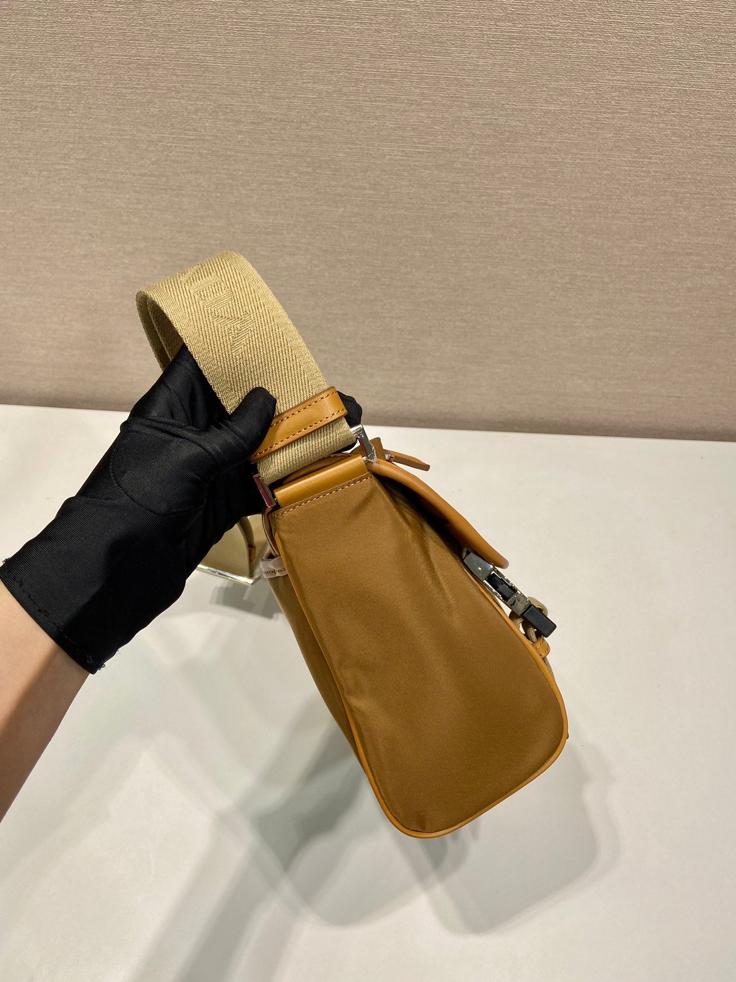 BOLSO PEQUEÑO CON SOLAPA 20 EN RE-NYLON MARRÓN SIDRA Y RIBETE DE PIEL DE BECERRO