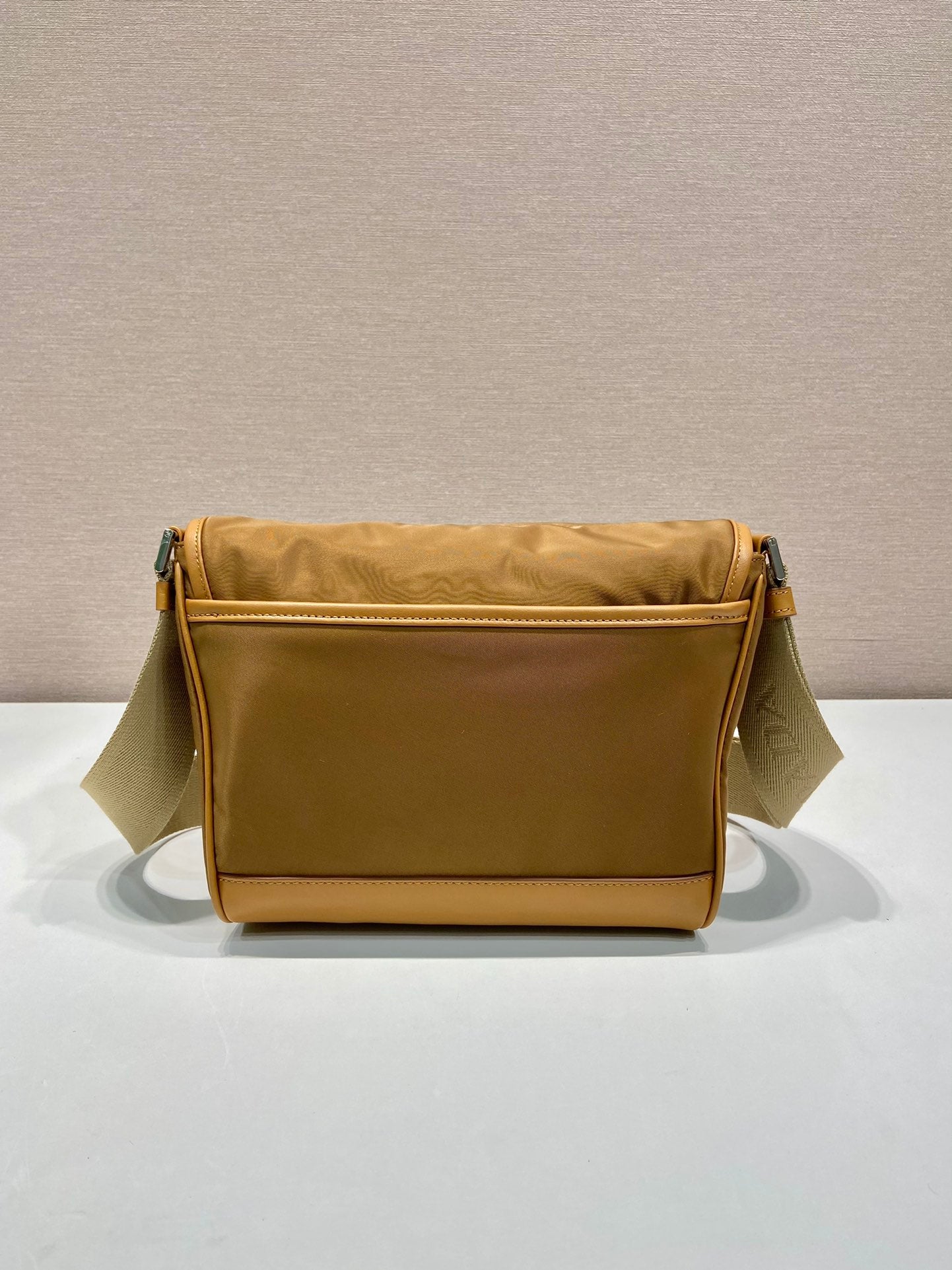 BOLSO PEQUEÑO CON SOLAPA 20 EN RE-NYLON MARRÓN SIDRA Y RIBETE DE PIEL DE BECERRO