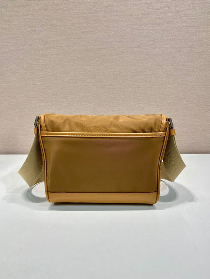 BOLSO PEQUEÑO CON SOLAPA 20 EN RE-NYLON MARRÓN SIDRA Y RIBETE DE PIEL DE BECERRO