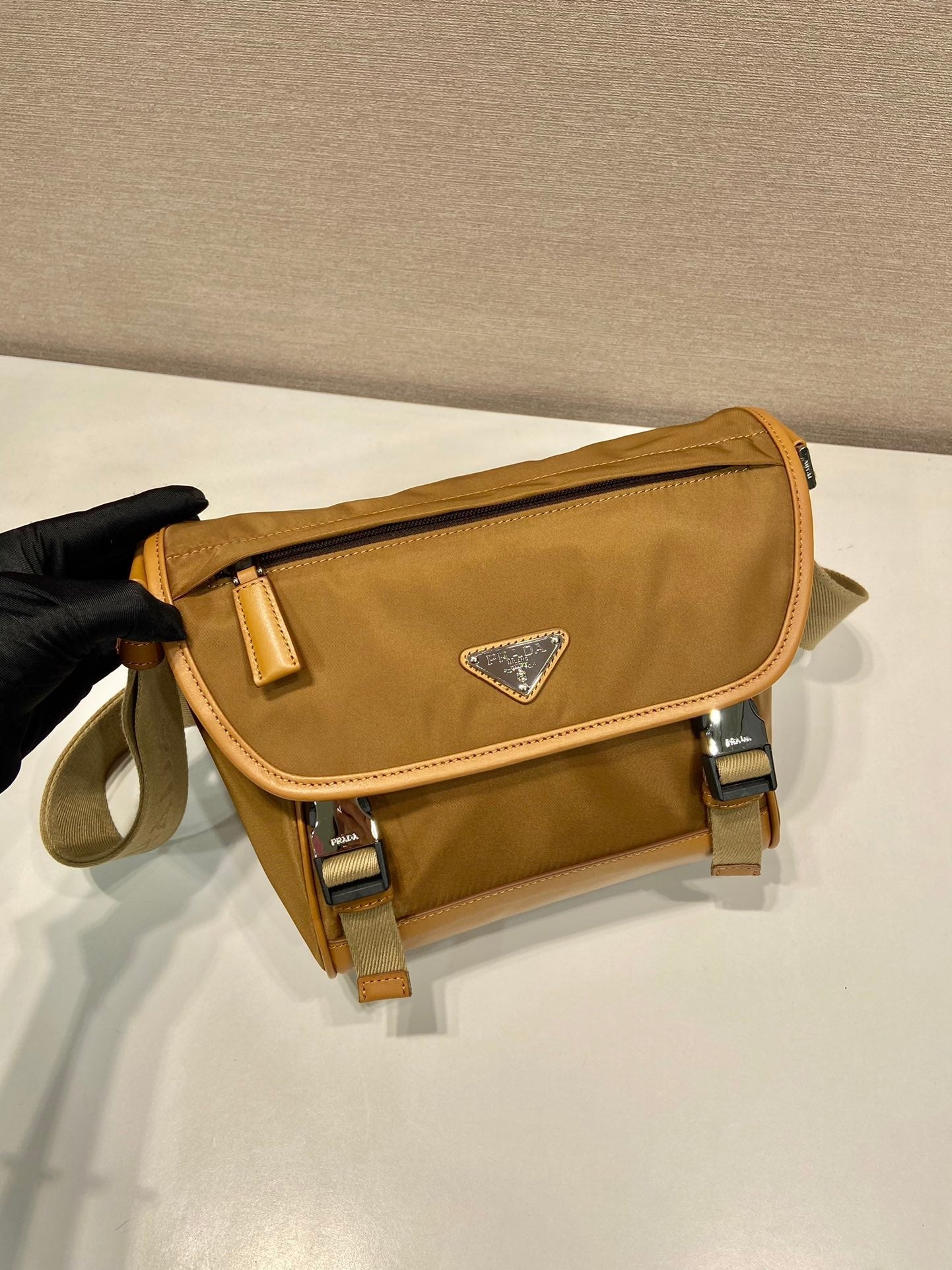 BOLSO PEQUEÑO CON SOLAPA 20 EN RE-NYLON MARRÓN SIDRA Y RIBETE DE PIEL DE BECERRO