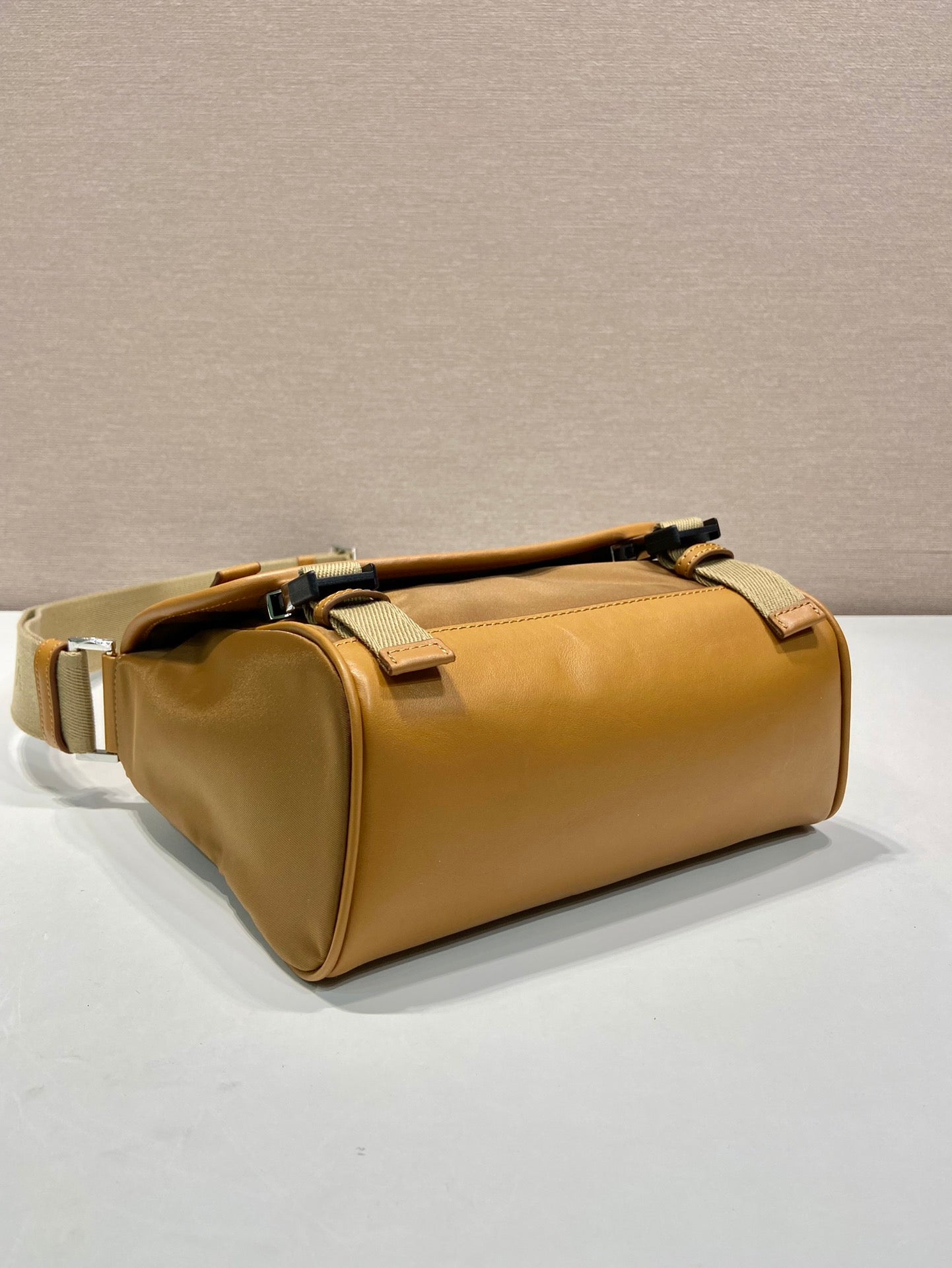 BOLSO PEQUEÑO CON SOLAPA 20 EN RE-NYLON MARRÓN SIDRA Y RIBETE DE PIEL DE BECERRO