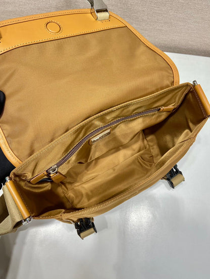 BOLSO PEQUEÑO CON SOLAPA 20 EN RE-NYLON MARRÓN SIDRA Y RIBETE DE PIEL DE BECERRO