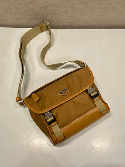 BOLSO PEQUEÑO CON SOLAPA 20 EN RE-NYLON MARRÓN SIDRA Y RIBETE DE PIEL DE BECERRO