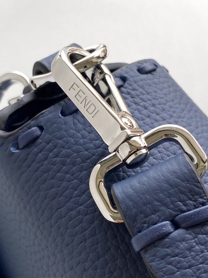 Bolso Fend Baguette 27 de piel de becerro azul oscuro Shw 