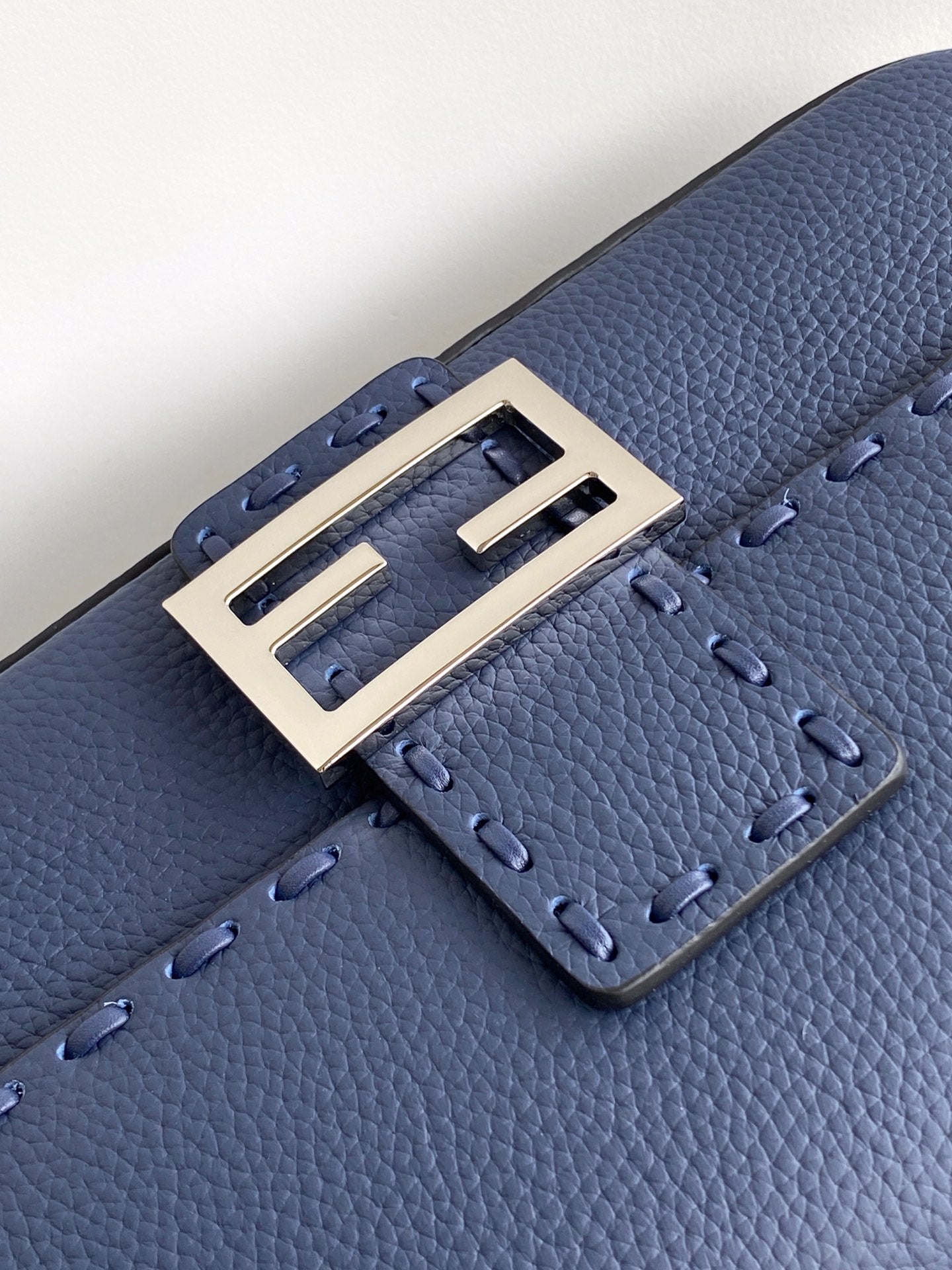 Bolso Fend Baguette 27 de piel de becerro azul oscuro Shw 