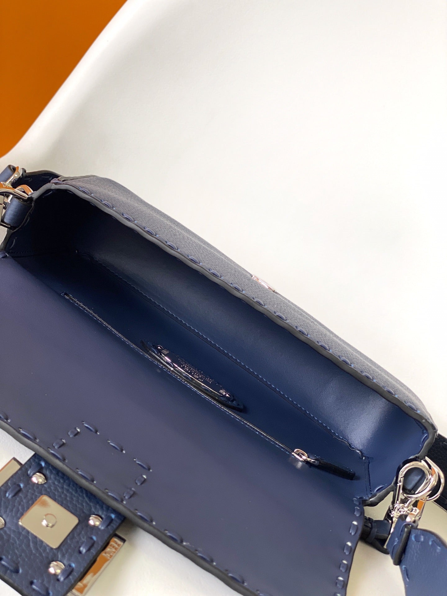Bolso Fend Baguette 27 de piel de becerro azul oscuro Shw 