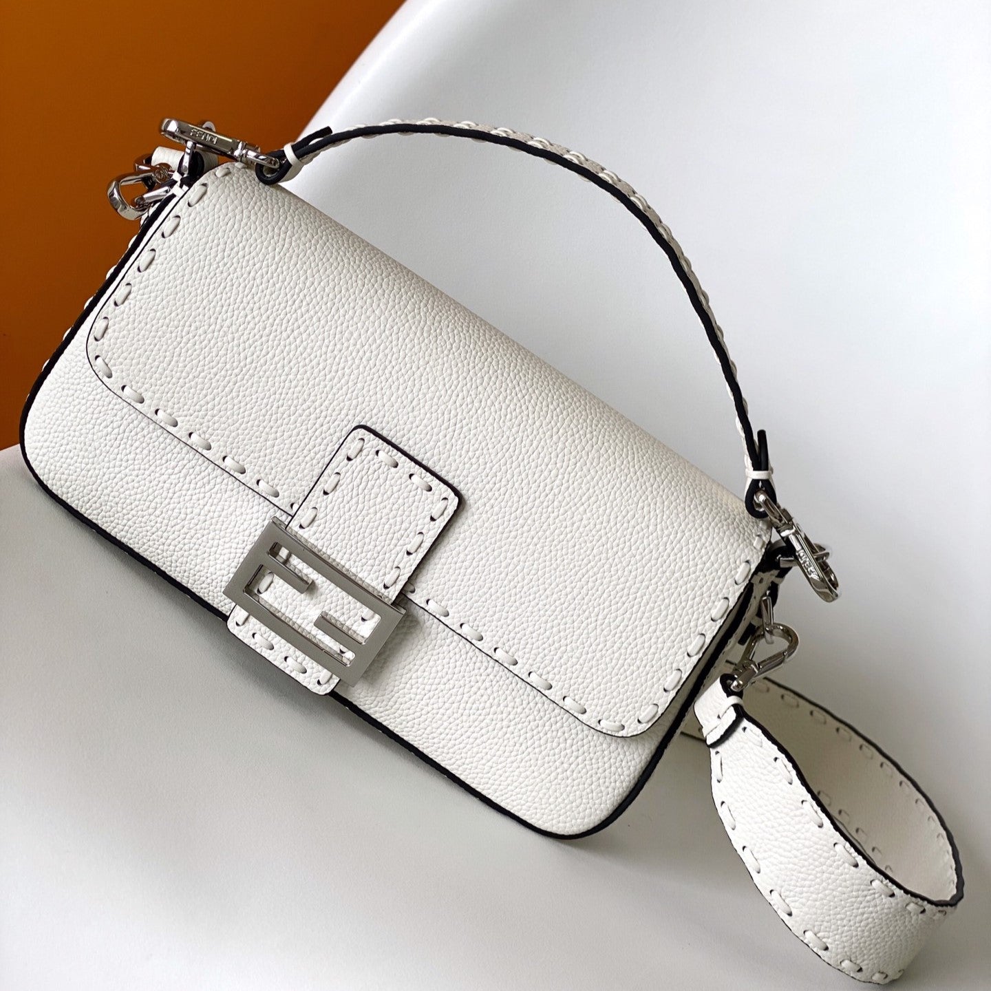 Bolso Fend Baguette 27 de piel de becerro blanca Shw 