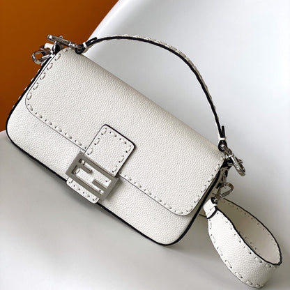 Bolso Fend Baguette 27 de piel de becerro blanca Shw 