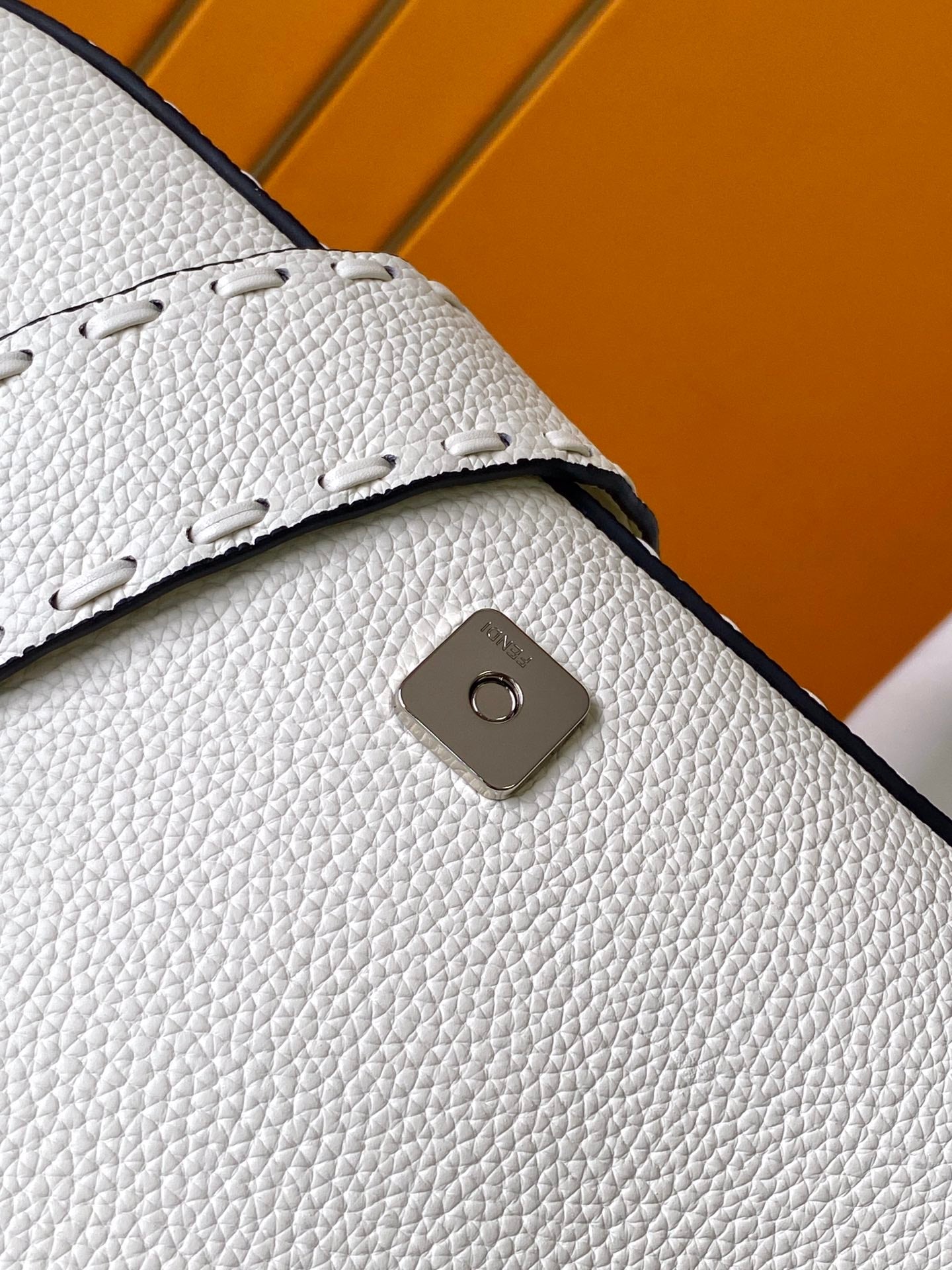 Bolso Fend Baguette 27 de piel de becerro blanca Shw 
