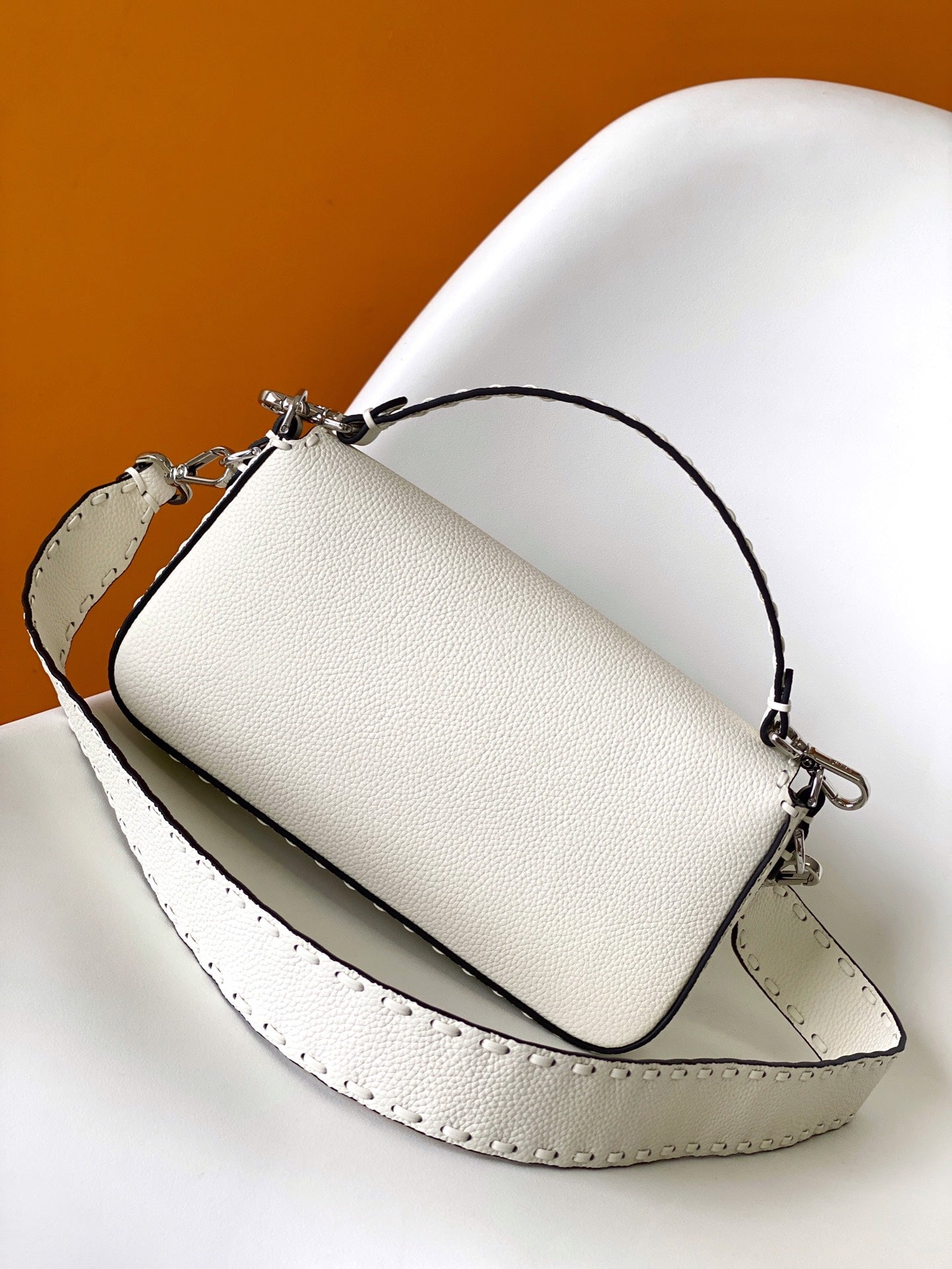 Bolso Fend Baguette 27 de piel de becerro blanca Shw 