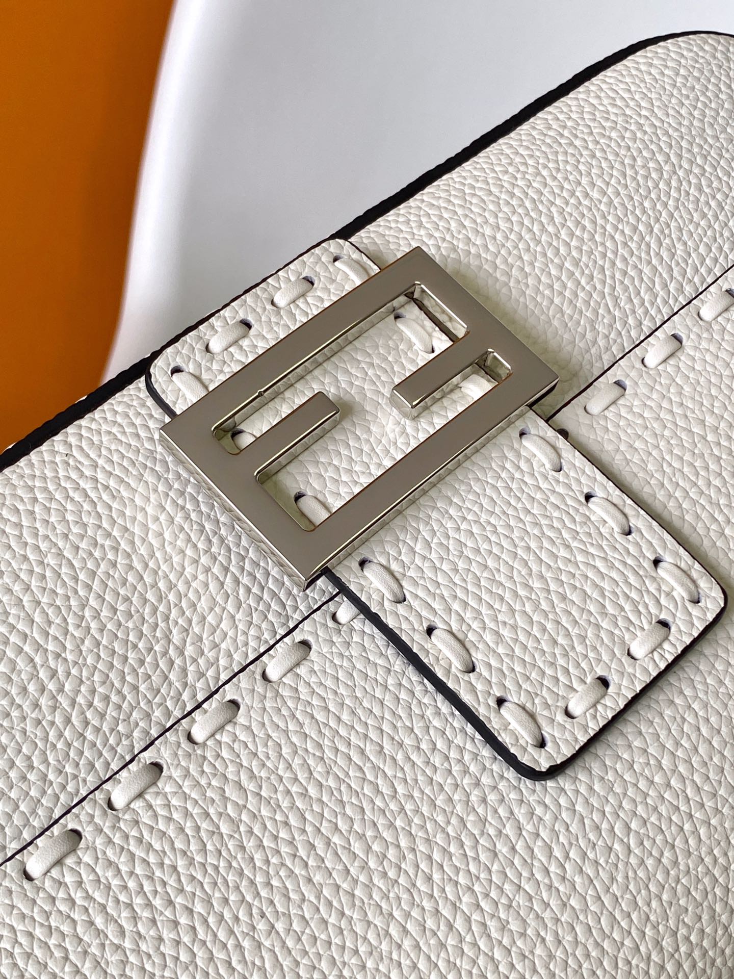 Bolso Fend Baguette 27 de piel de becerro blanca Shw 