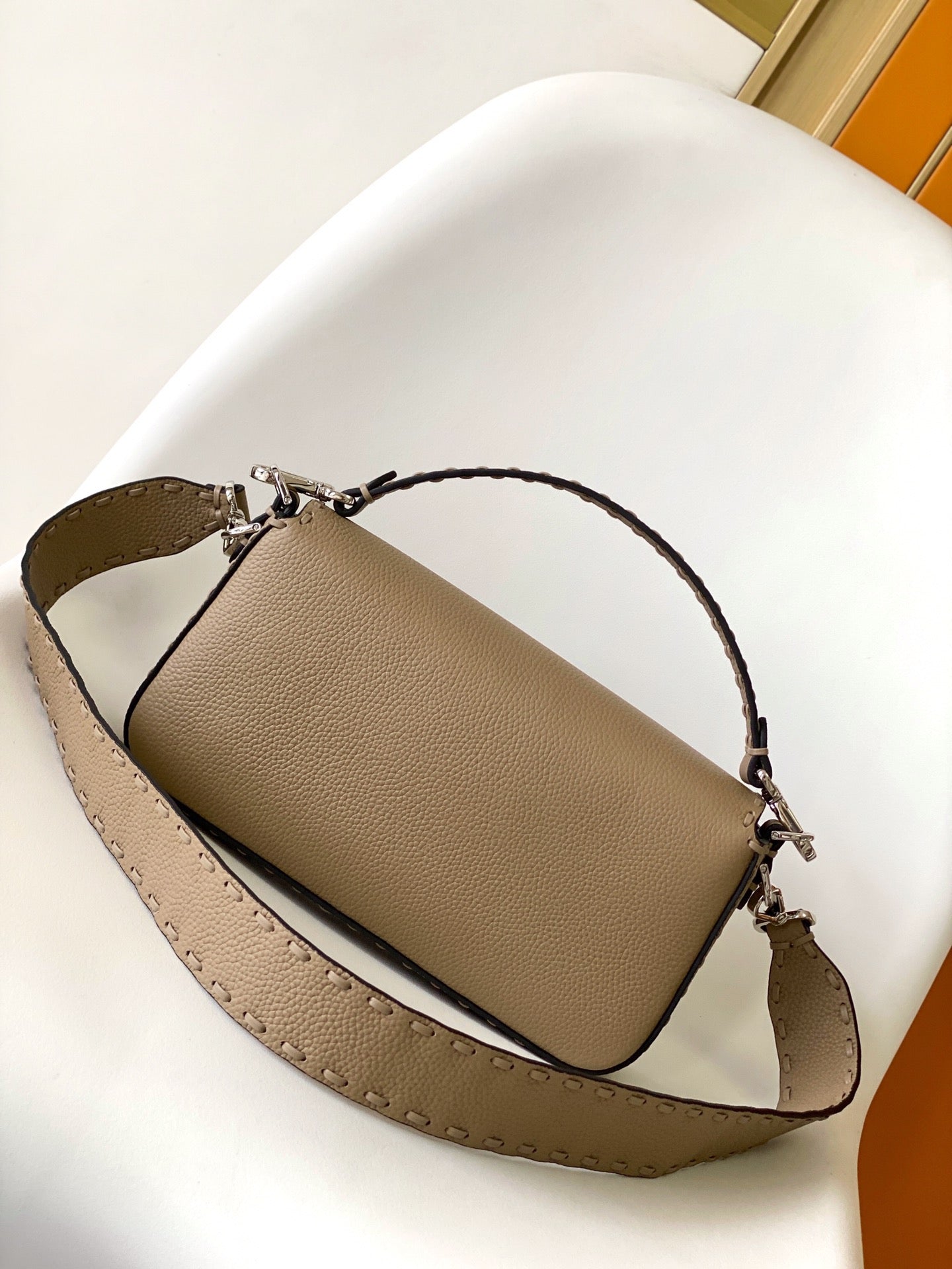 Bolso Fend Baguette 27 de piel de becerro marrón Shw