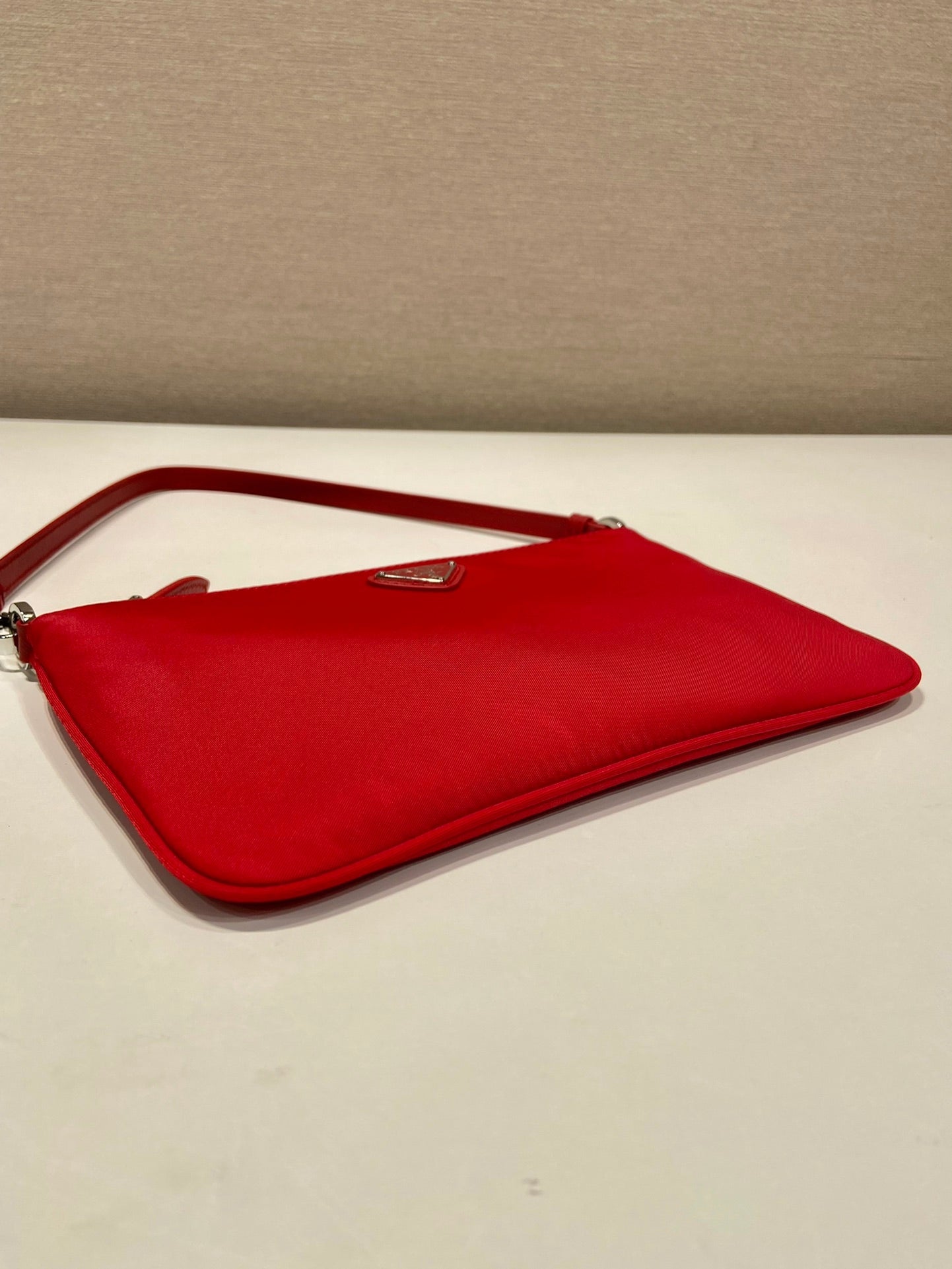 SAC À BANDOULIÈRE 24 AVEC LOGO TRIANGLE EN TISSU RE-NYLON ROUGE PASSION