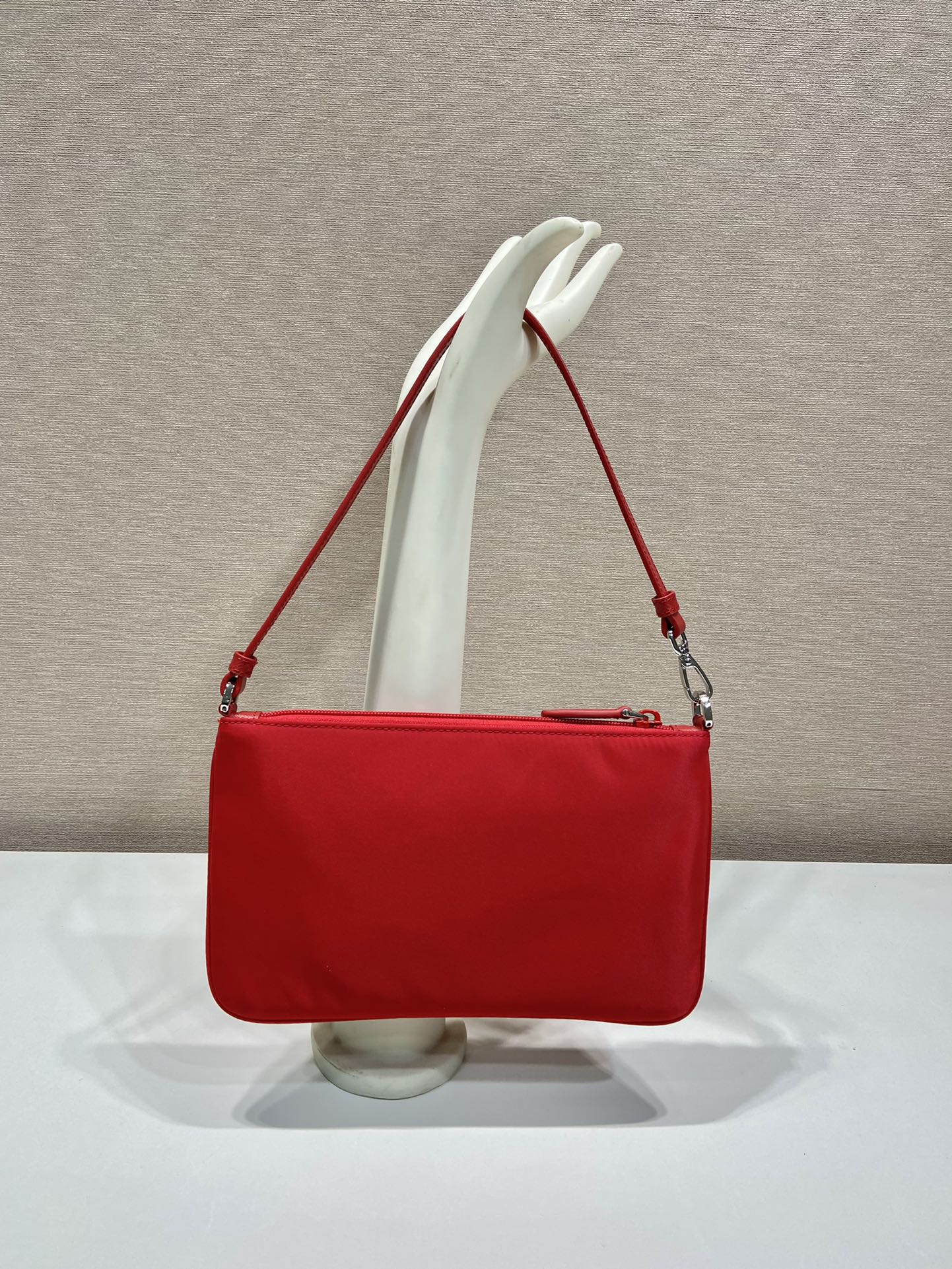 SAC À BANDOULIÈRE 24 AVEC LOGO TRIANGLE EN TISSU RE-NYLON ROUGE PASSION