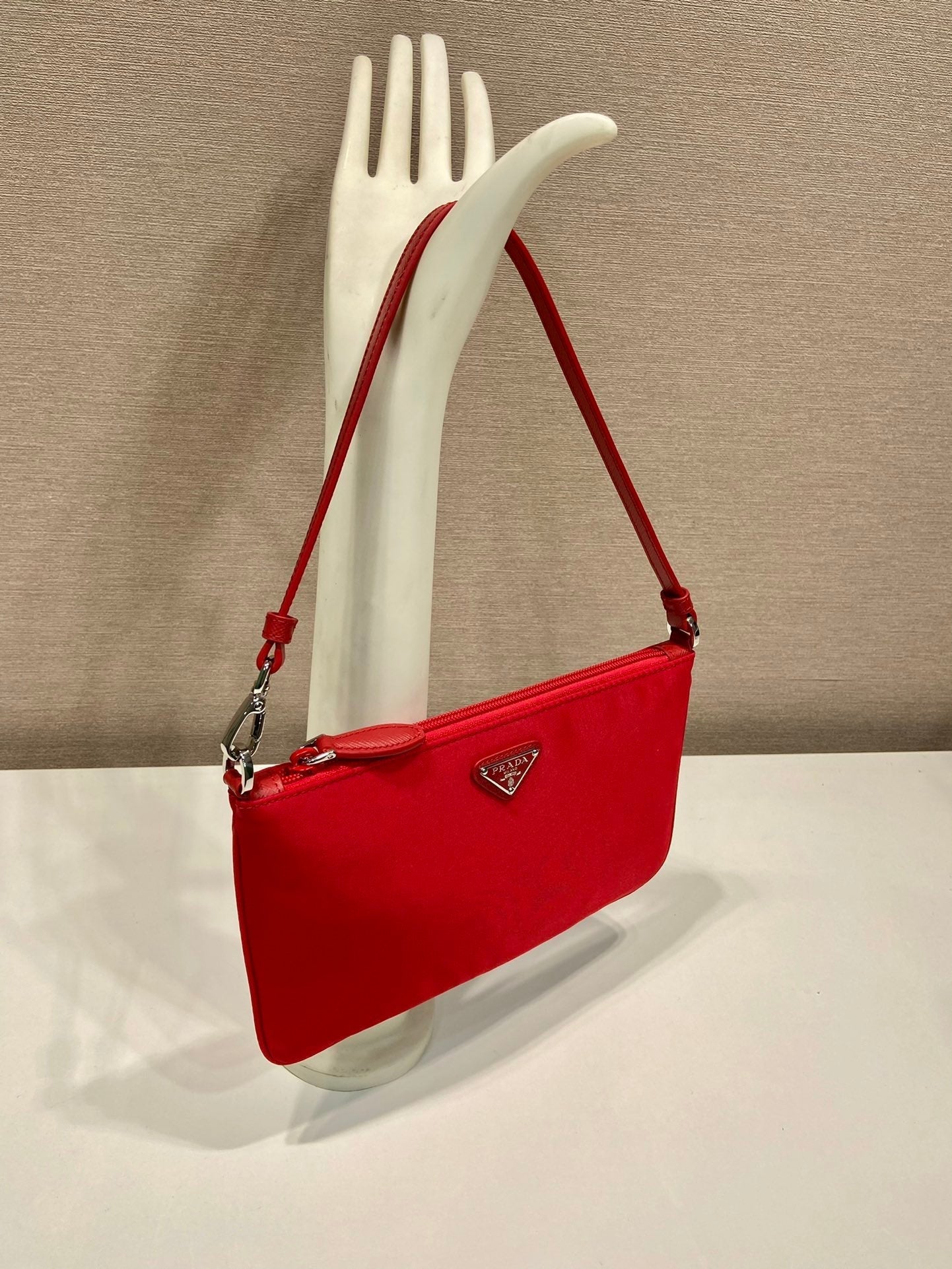 SAC À BANDOULIÈRE 24 AVEC LOGO TRIANGLE EN TISSU RE-NYLON ROUGE PASSION