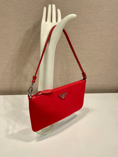 SAC À BANDOULIÈRE 24 AVEC LOGO TRIANGLE EN TISSU RE-NYLON ROUGE PASSION