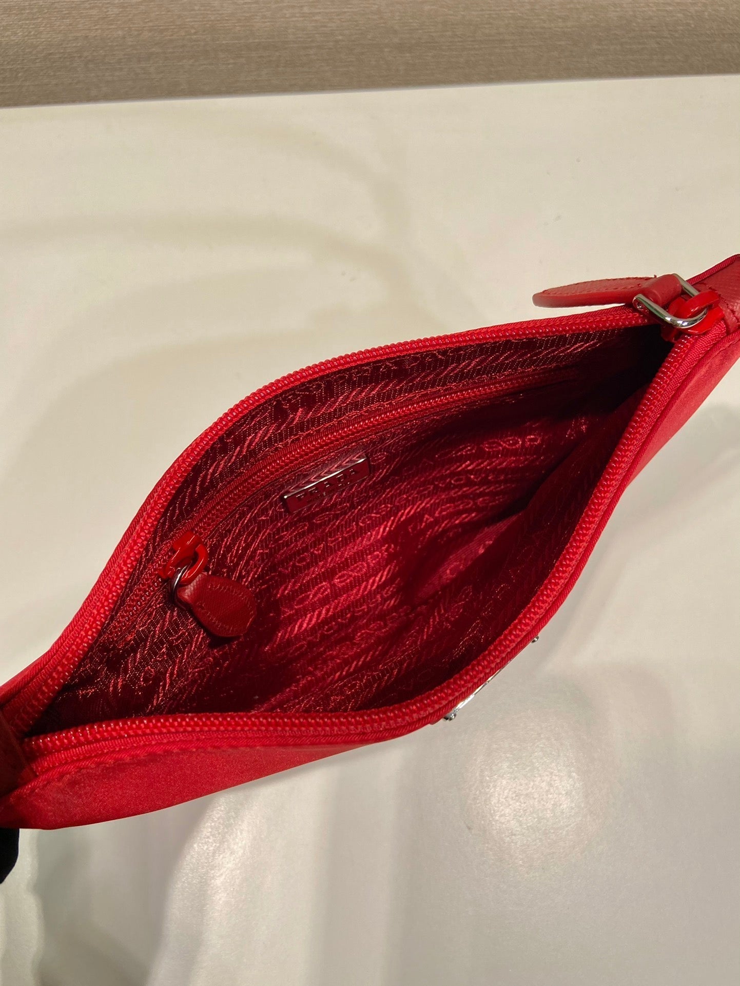 SAC À BANDOULIÈRE 24 AVEC LOGO TRIANGLE EN TISSU RE-NYLON ROUGE PASSION