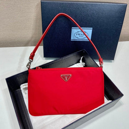 SAC À BANDOULIÈRE 24 AVEC LOGO TRIANGLE EN TISSU RE-NYLON ROUGE PASSION