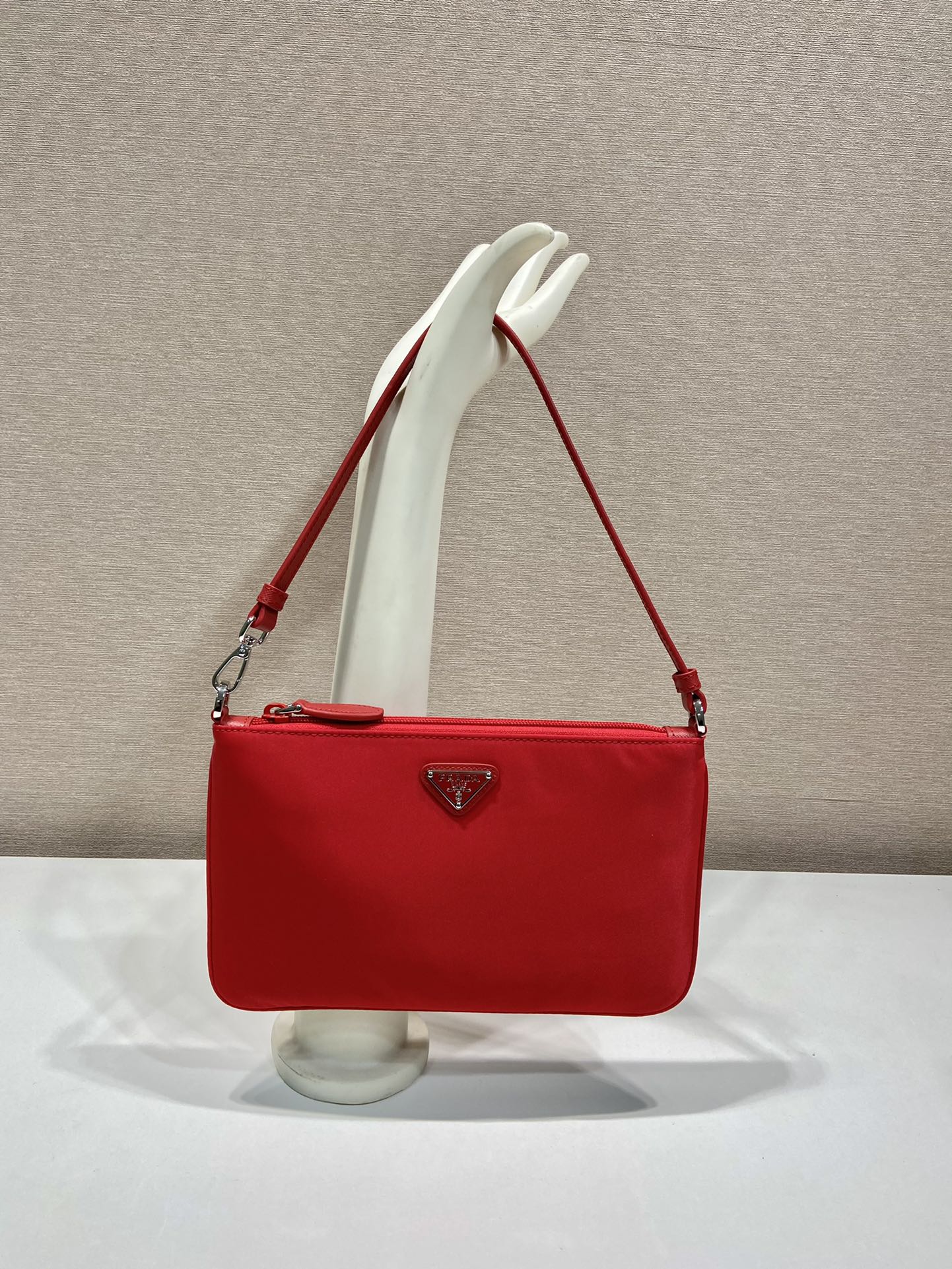 SAC À BANDOULIÈRE 24 AVEC LOGO TRIANGLE EN TISSU RE-NYLON ROUGE PASSION