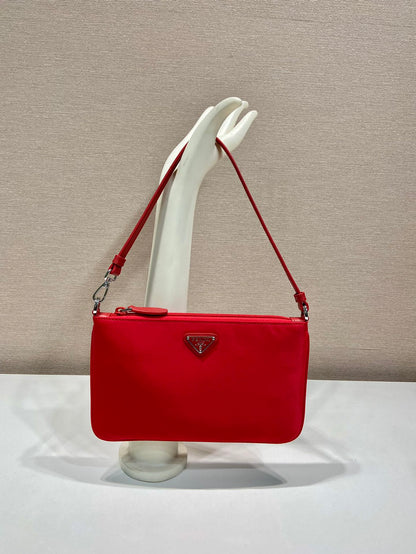 SAC À BANDOULIÈRE 24 AVEC LOGO TRIANGLE EN TISSU RE-NYLON ROUGE PASSION