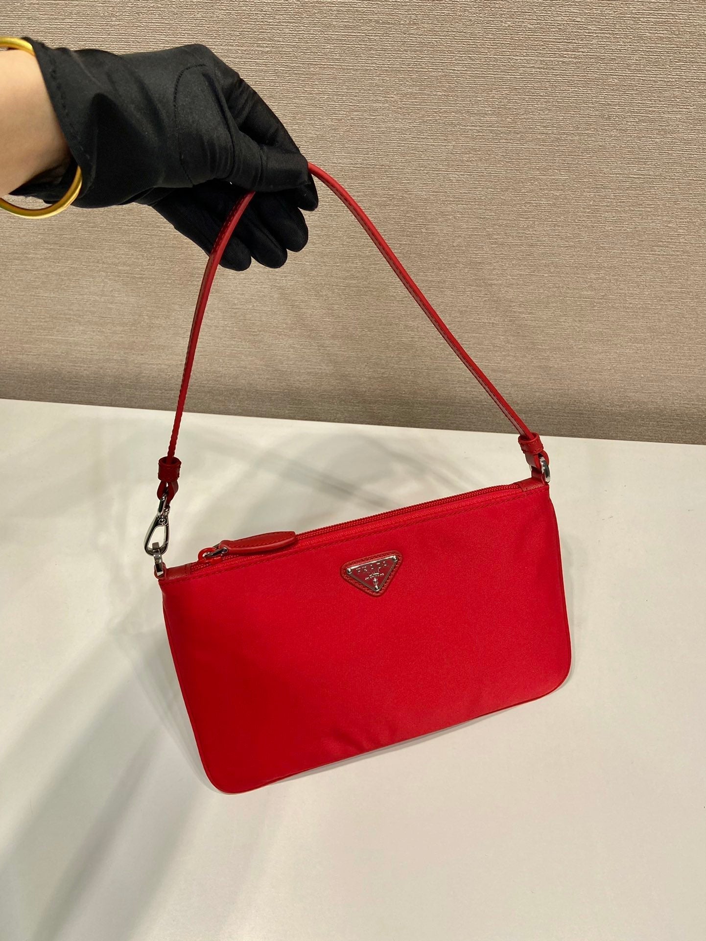 SAC À BANDOULIÈRE 24 AVEC LOGO TRIANGLE EN TISSU RE-NYLON ROUGE PASSION