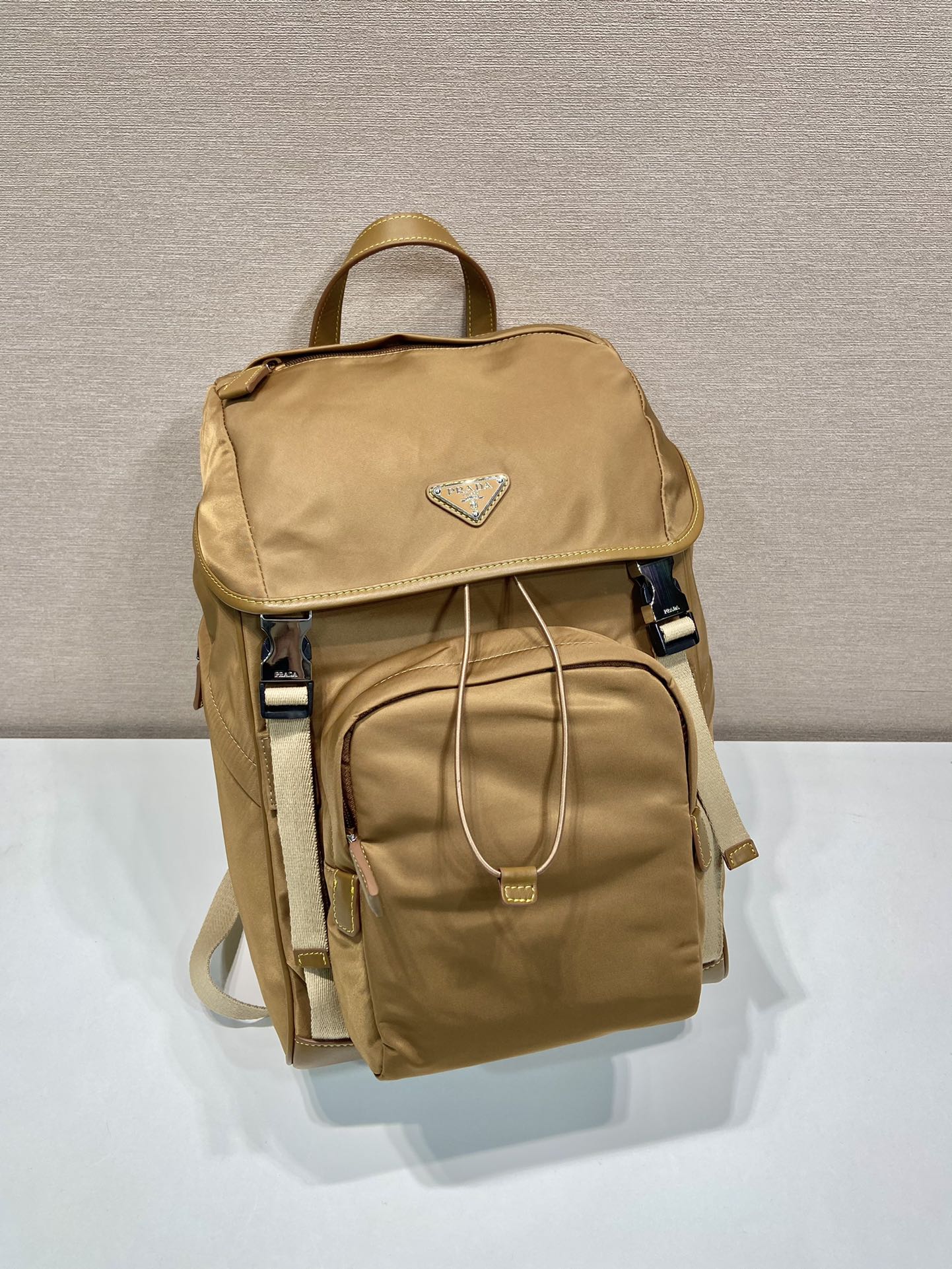 SAC À DOS 45 EN RE-NYLON MARRON CIDRE ET GARNITURES EN CUIR DE VEAU