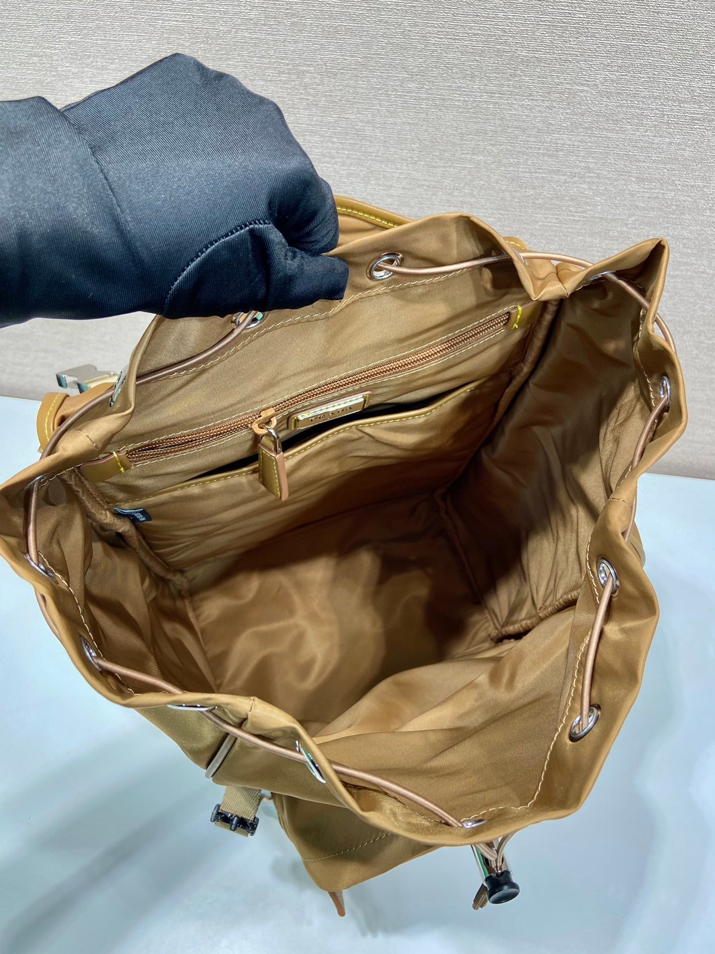 SAC À DOS 45 EN RE-NYLON MARRON CIDRE ET GARNITURES EN CUIR DE VEAU