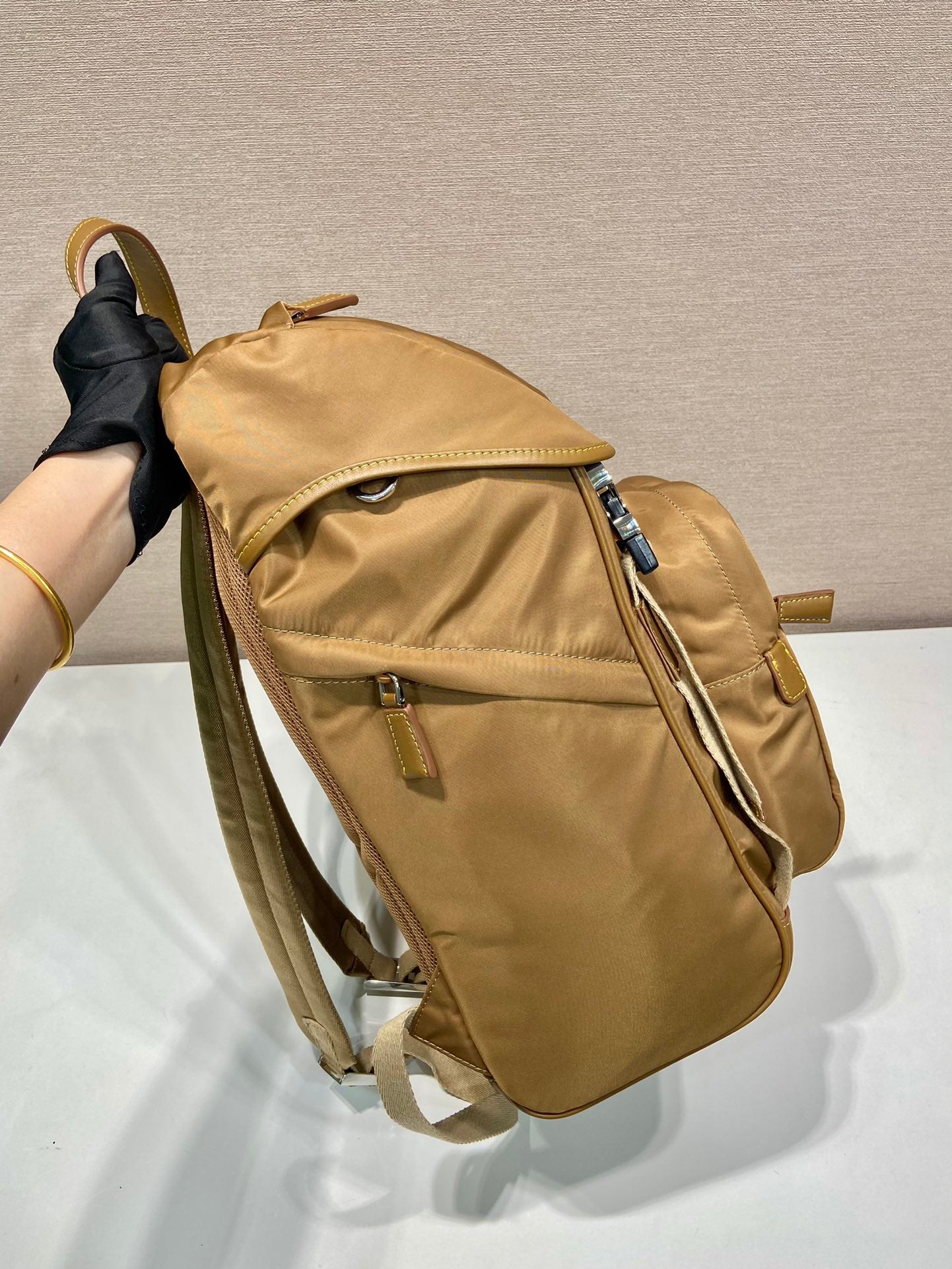 SAC À DOS 45 EN RE-NYLON MARRON CIDRE ET GARNITURES EN CUIR DE VEAU