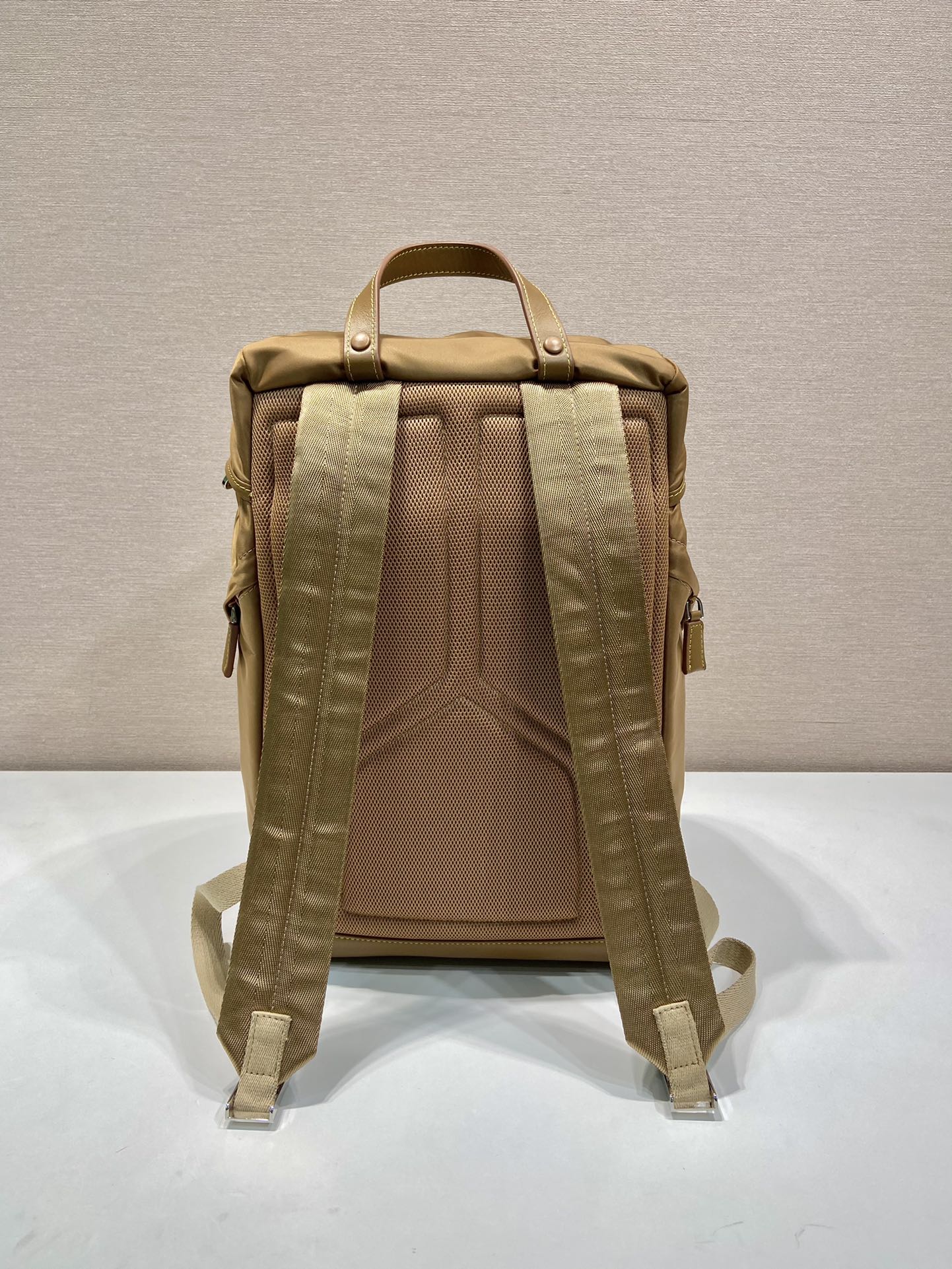 SAC À DOS 45 EN RE-NYLON MARRON CIDRE ET GARNITURES EN CUIR DE VEAU