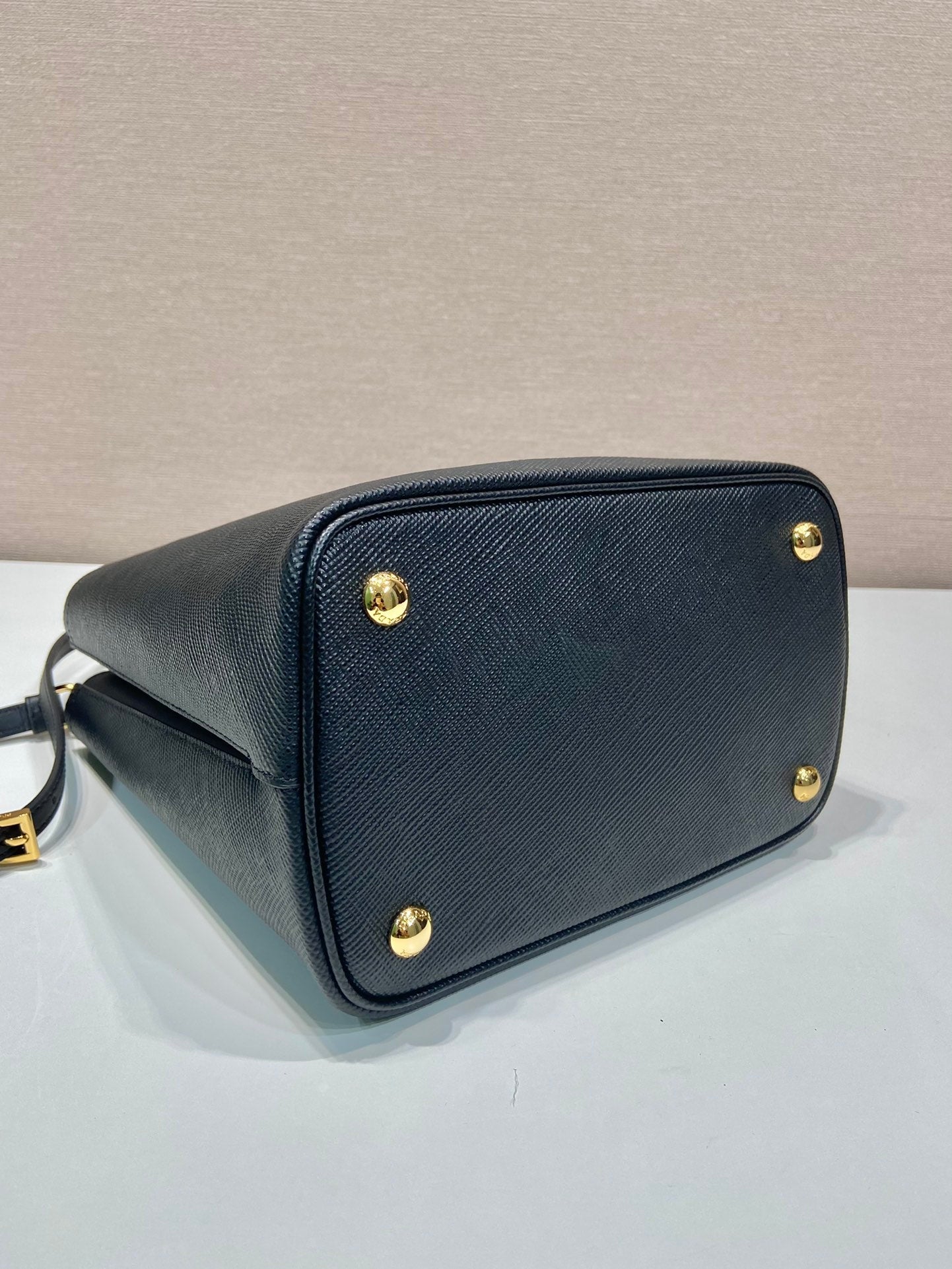 BOLSO CUBO 23 EN PIEL SAFFIANO NEGRA