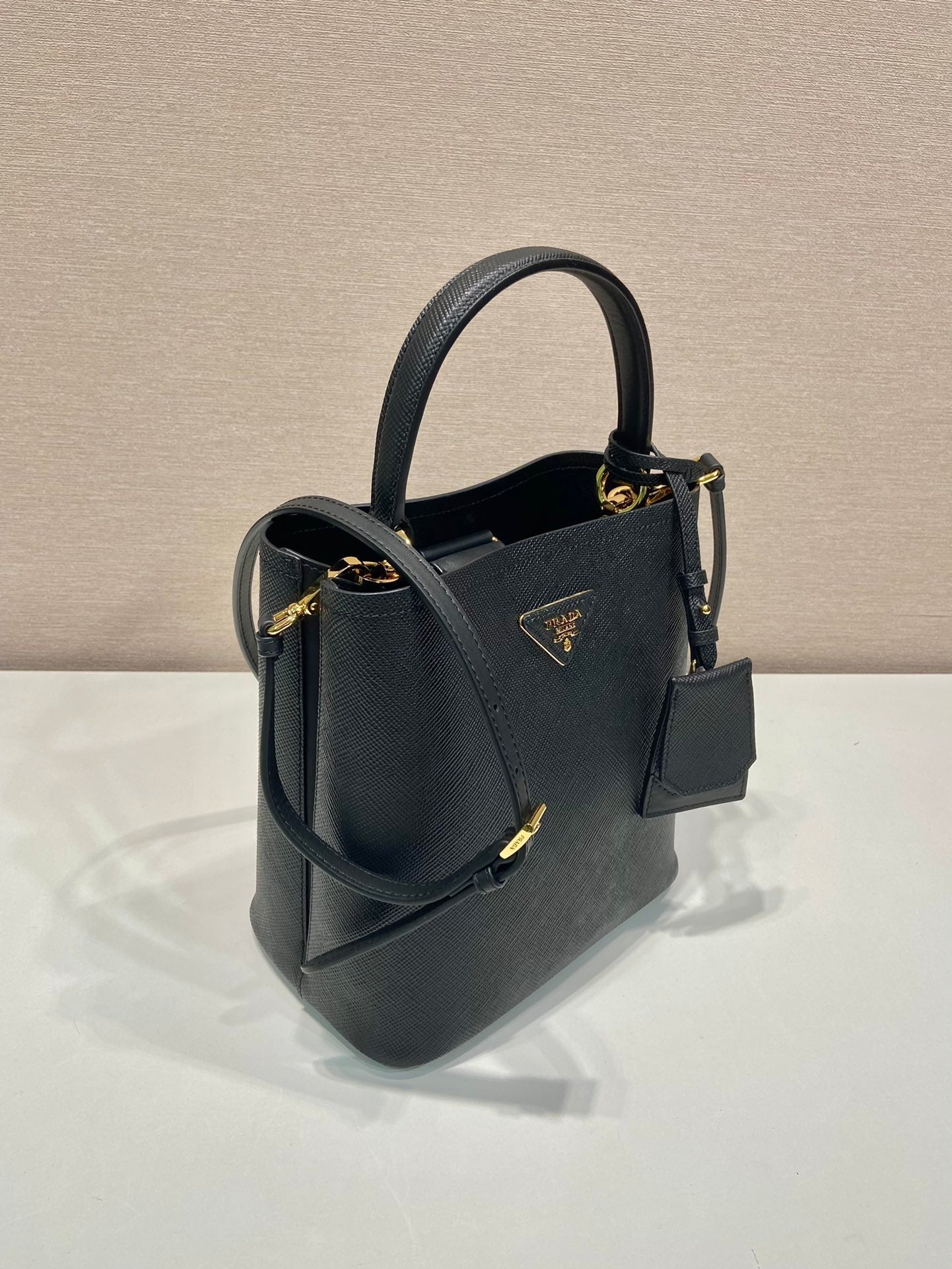 BOLSO CUBO 23 EN PIEL SAFFIANO NEGRA