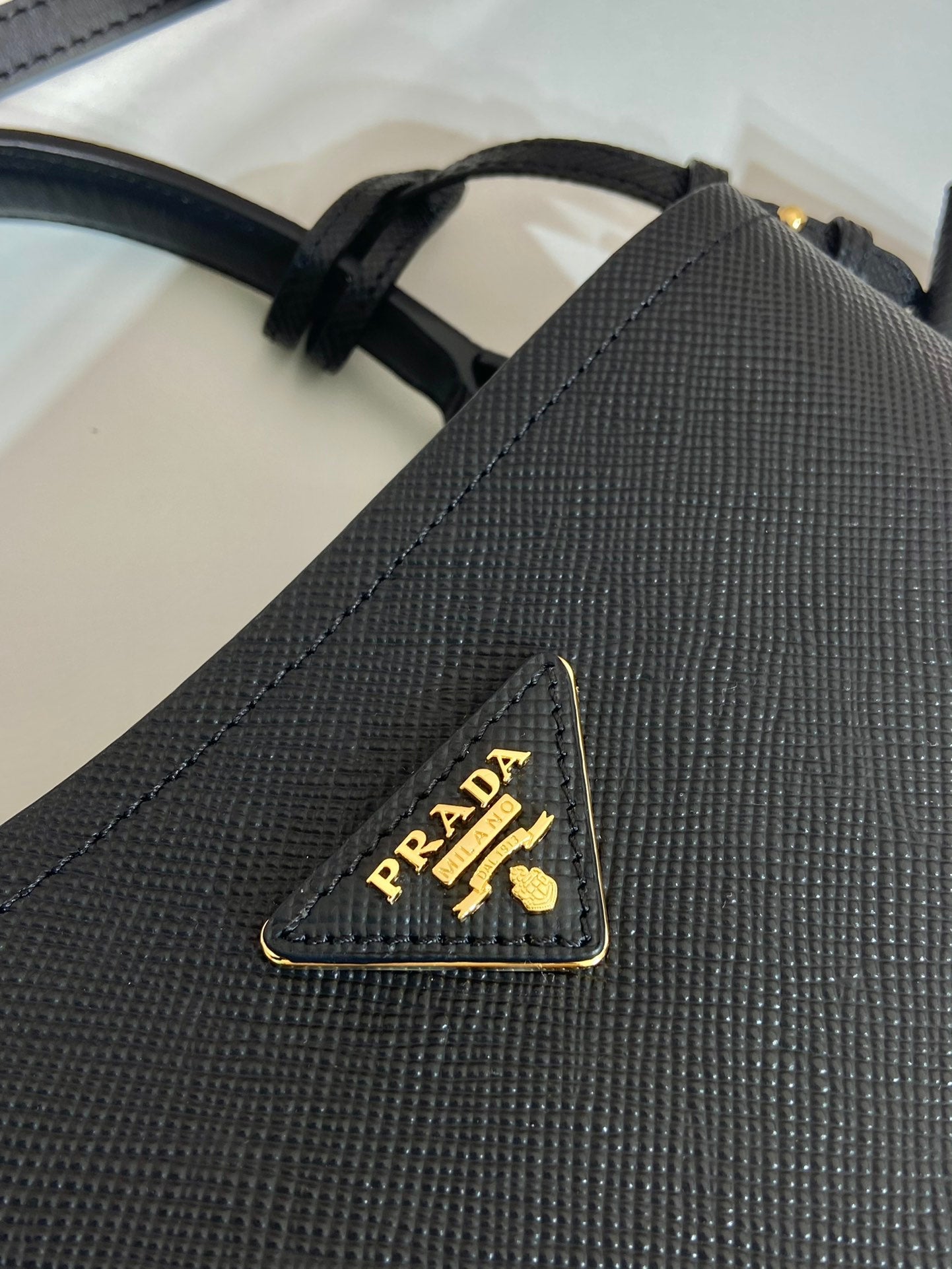 BOLSO CUBO 23 EN PIEL SAFFIANO NEGRA