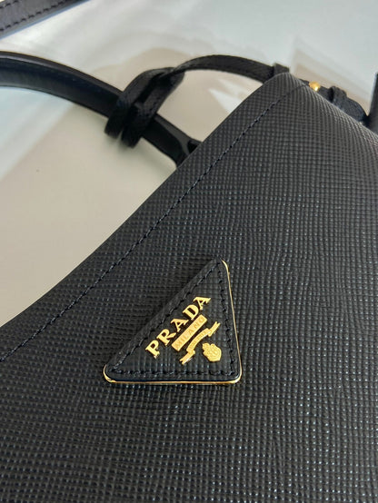 BOLSO CUBO 23 EN PIEL SAFFIANO NEGRA