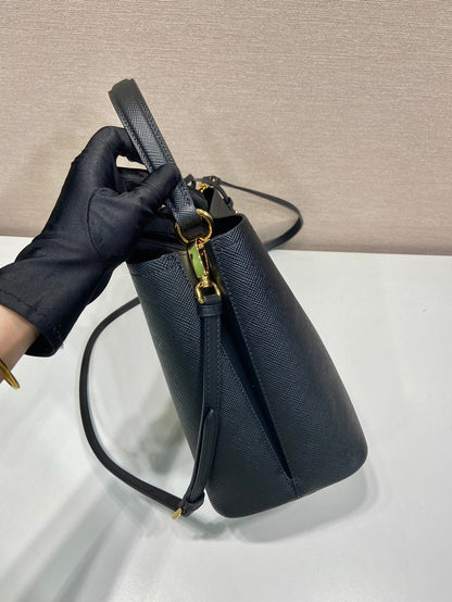 BOLSO CUBO 23 EN PIEL SAFFIANO NEGRA
