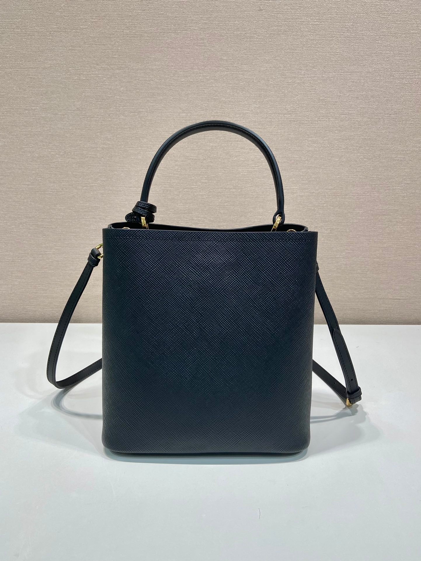 BOLSO CUBO 23 EN PIEL SAFFIANO NEGRA