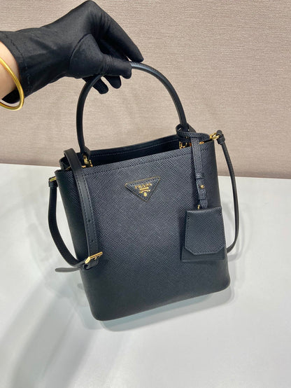 BOLSO CUBO 23 EN PIEL SAFFIANO NEGRA