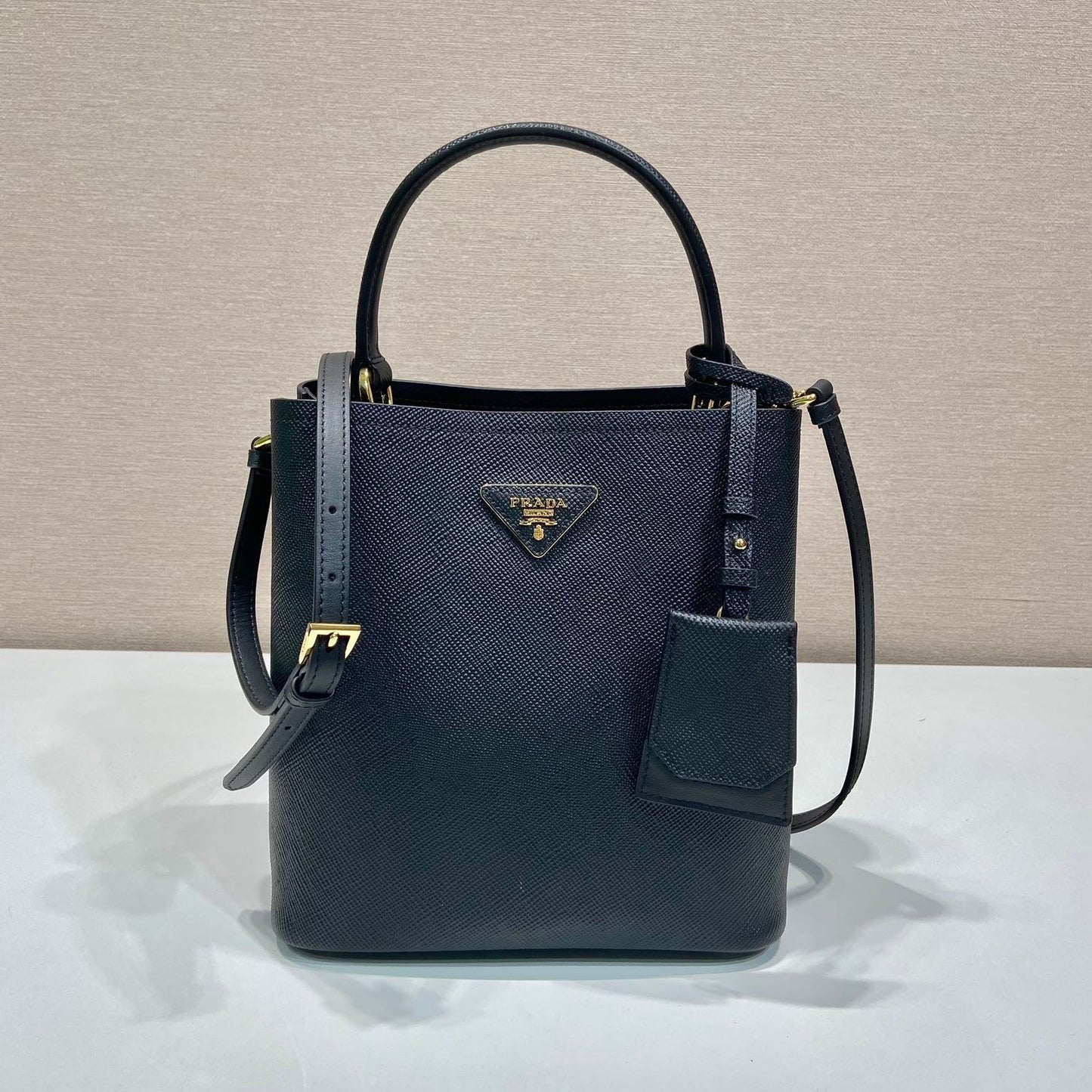 BOLSO CUBO 23 EN PIEL SAFFIANO NEGRA
