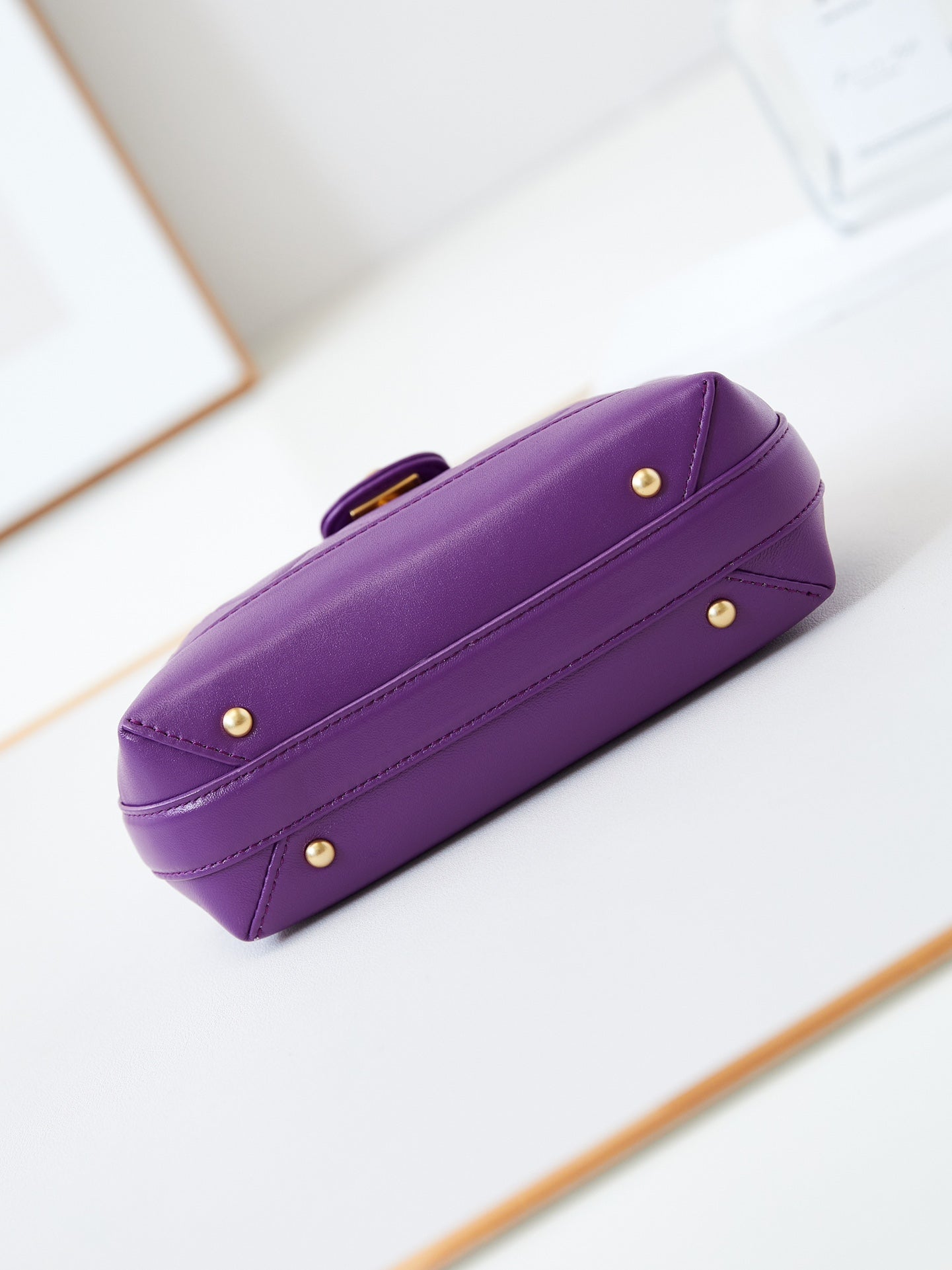 CC 24A Asa superior 18 cm Cuero encerado morado Herrajes dorados 238467