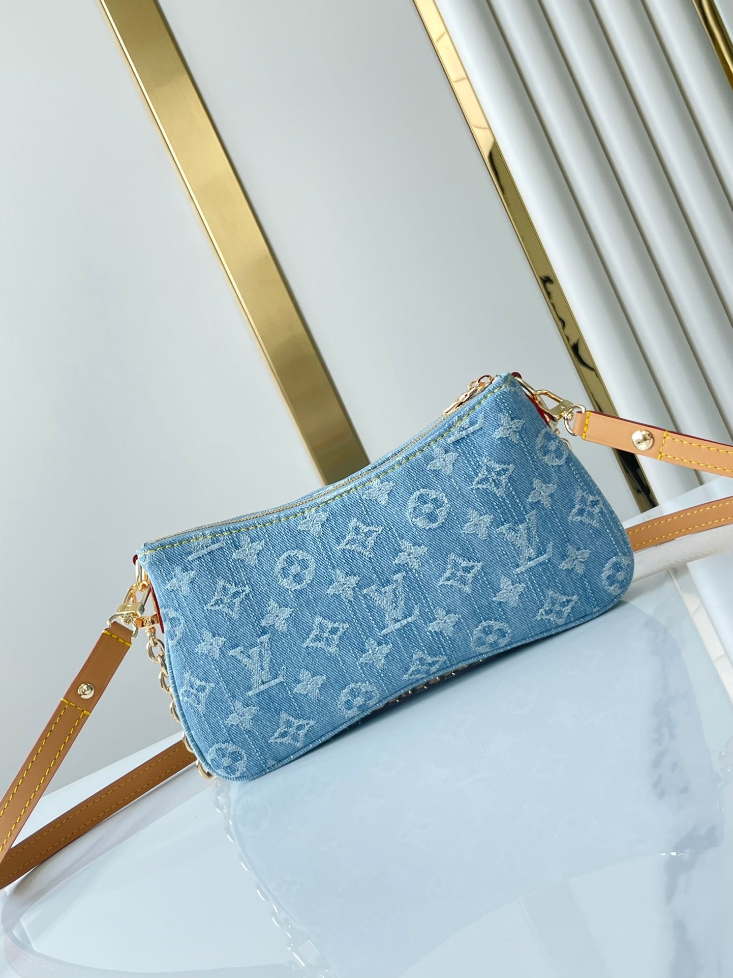 LIV POCHETTE 24 EN MONOGRAMA AZUL CON HERRAJES DORADOS